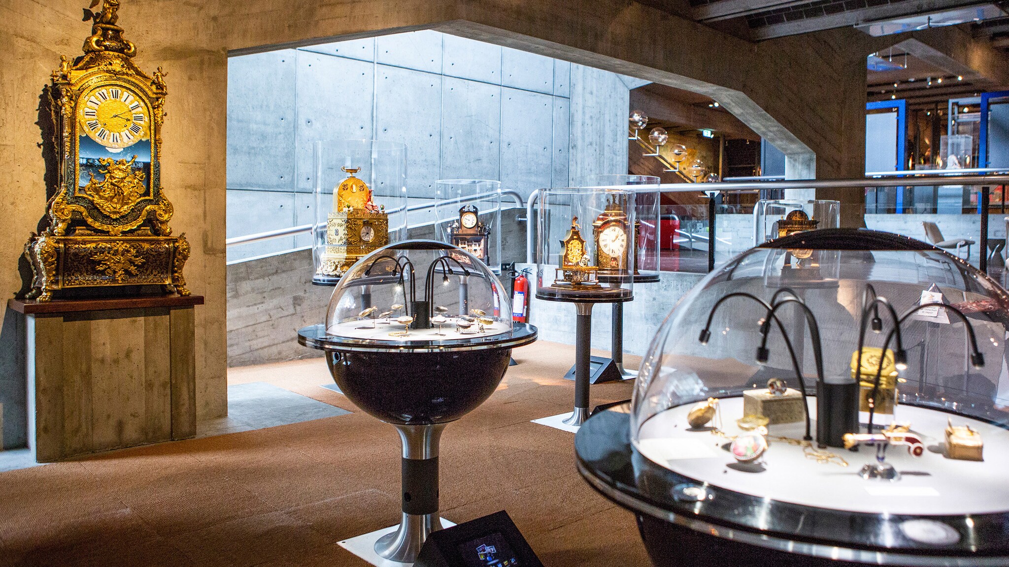 Ein Ausstellungsraum in einem Museum mit Uhren. Ein Ausstellungsraum in einem Museum mit Uhren.