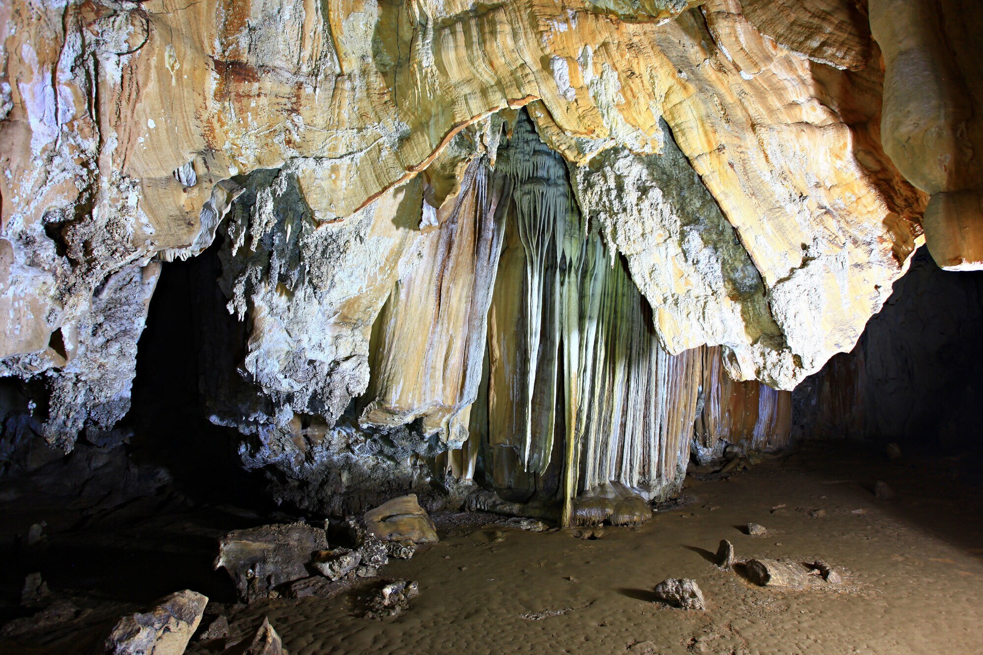 Stalaktiten hängen in der Coral Cave von der Decke