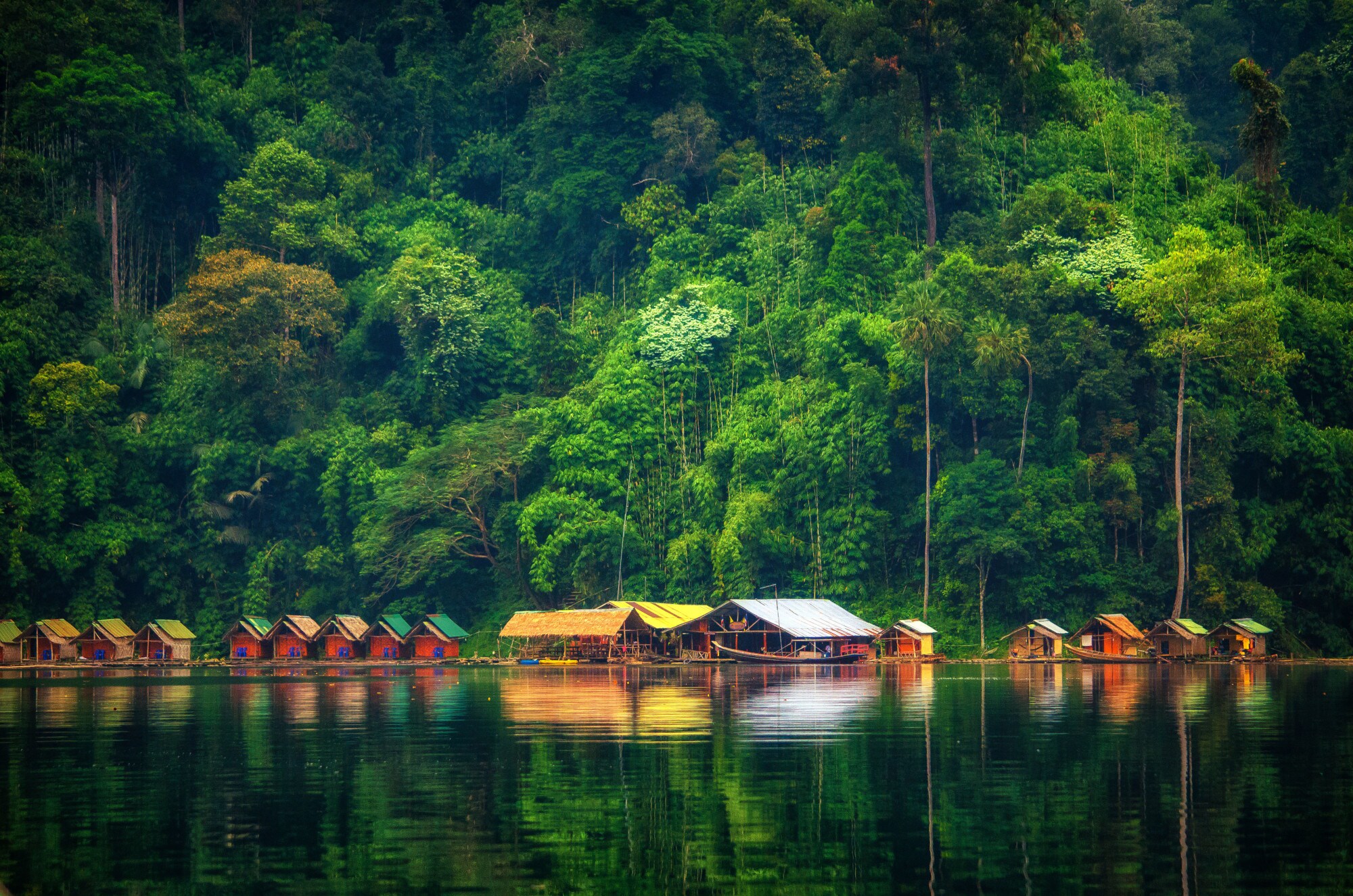 Hölzerne Floßhütten auf dem Chiao-Lan-See im Khao Sok Nationalpark Hölzerne Floßhütten auf dem Chiao-Lan-See im Khao Sok Nationalpark