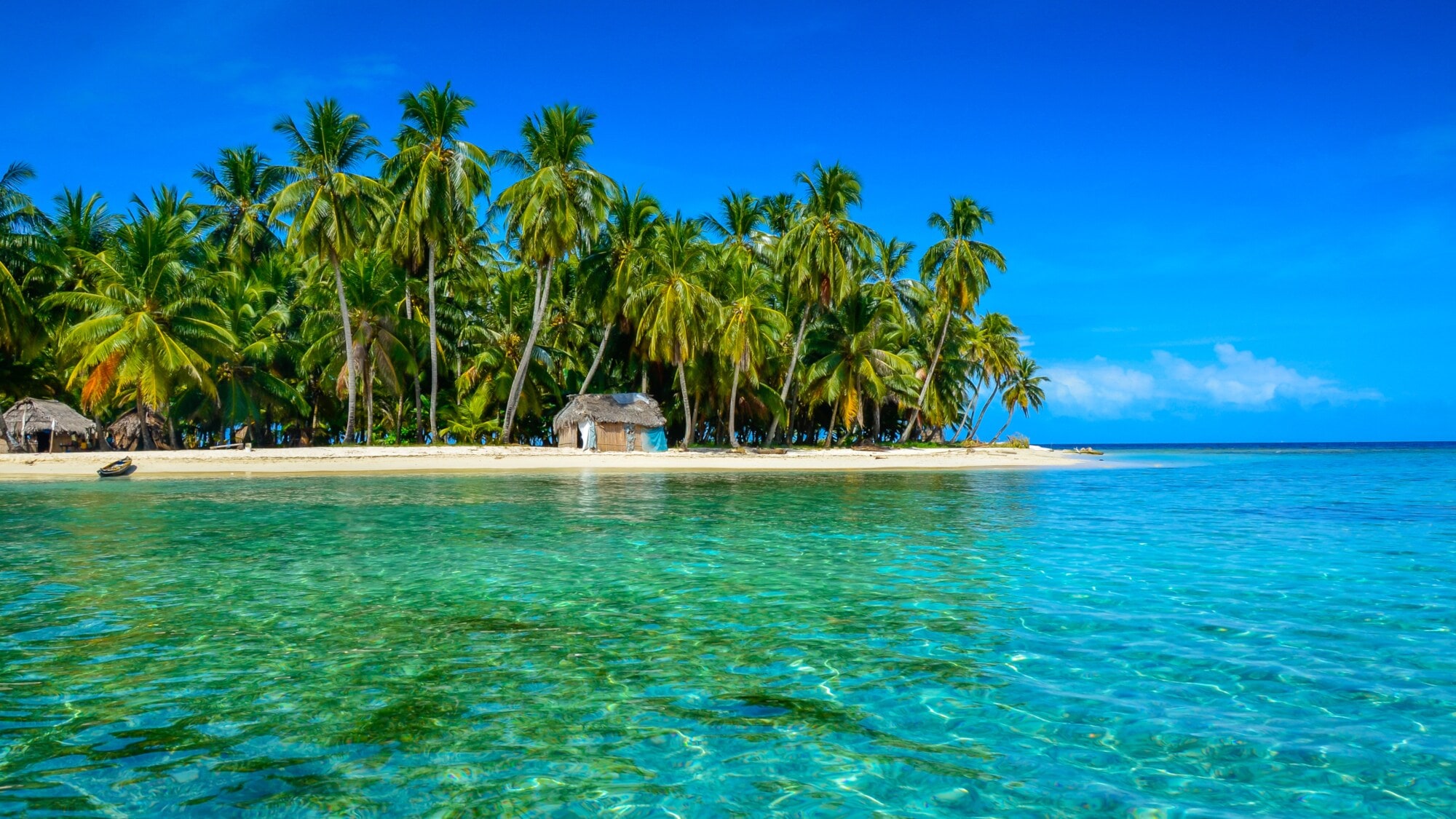 Eine kleine Insel mit Palmen umgeben von türkisblauem Meer. Eine kleine Insel mit Palmen umgeben von türkisblauem Meer.