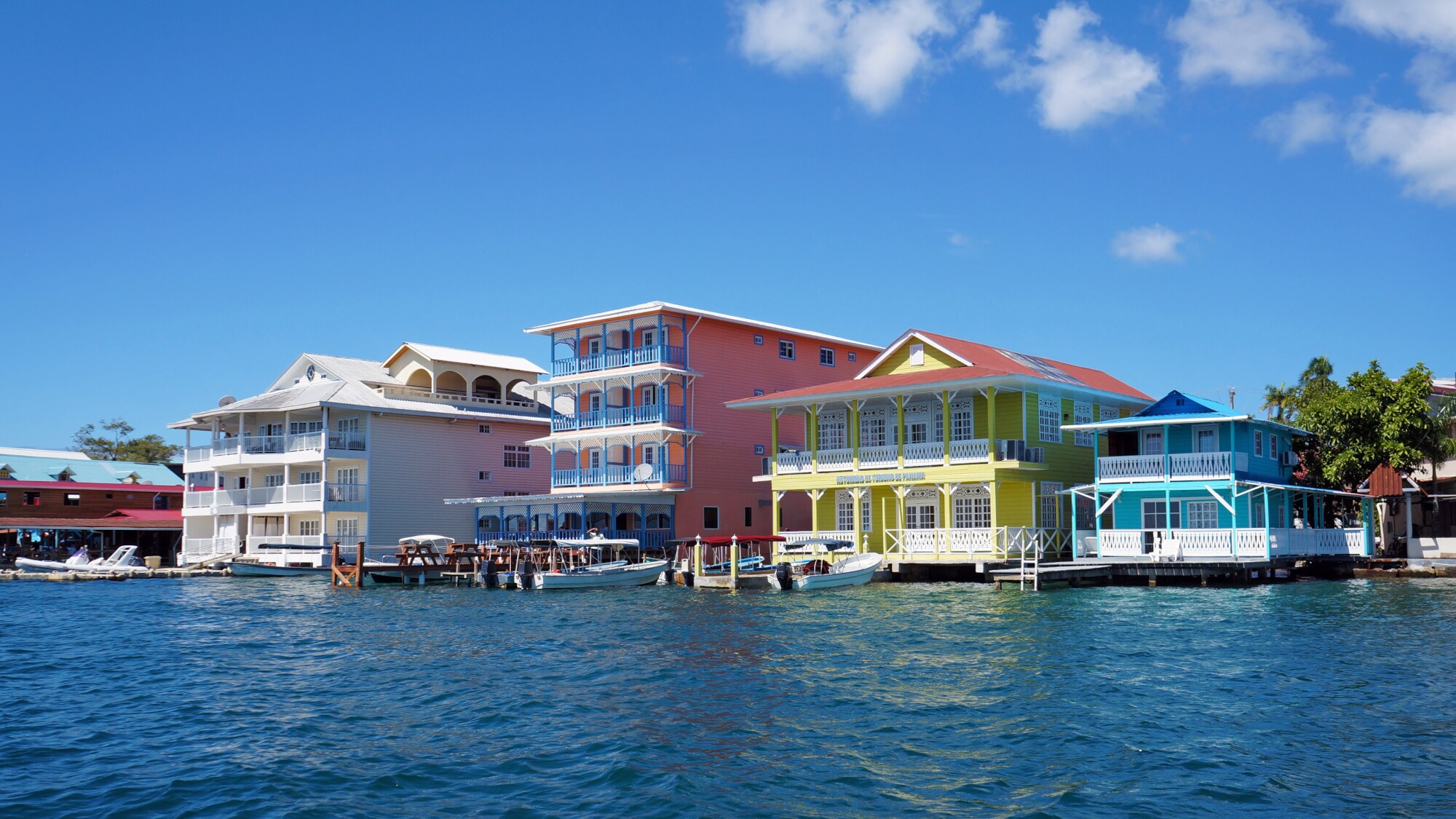 Häuser mit bunten Fassaden im Kolonialstil, von denen Stege direkt ins Wasser führen. Häuser mit bunten Fassaden im Kolonialstil, von denen Stege direkt ins Wasser führen.
