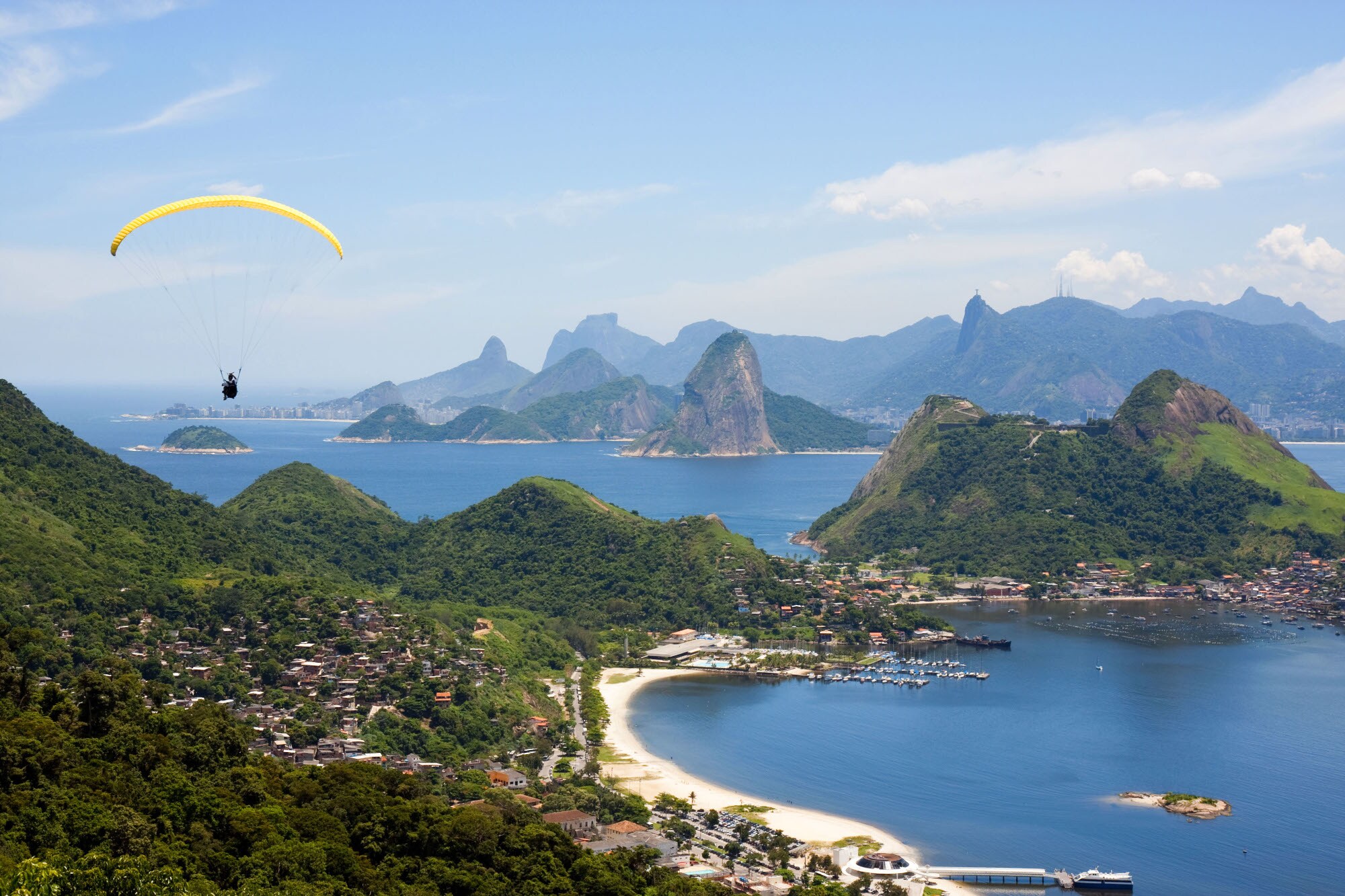 Ein Gleitschirmflieger schwebt über Rio de Janeiro.