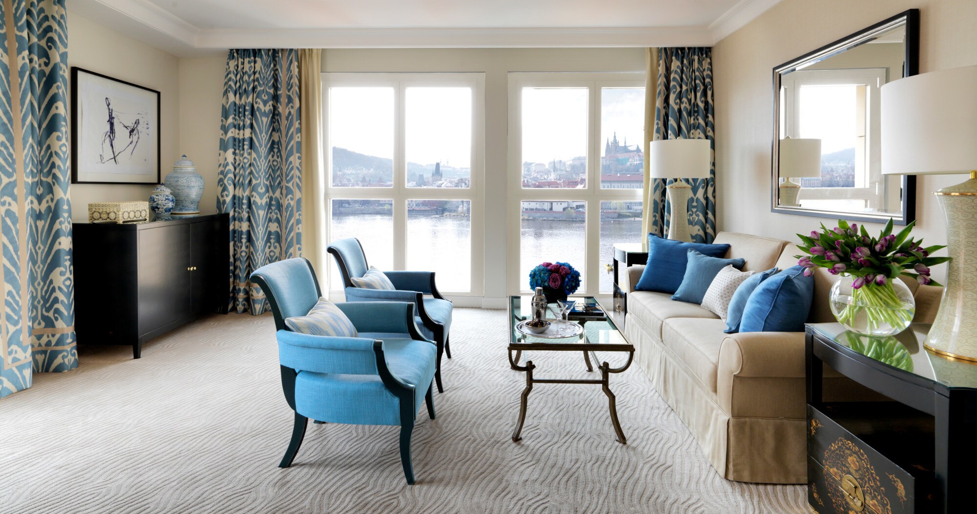 Hotelsuite am Wasser mit Panoramablick auf die Prager Skyline durch bodentiefe Fenster. Hotelsuite am Wasser mit Panoramablick auf die Prager Skyline durch bodentiefe Fenster.