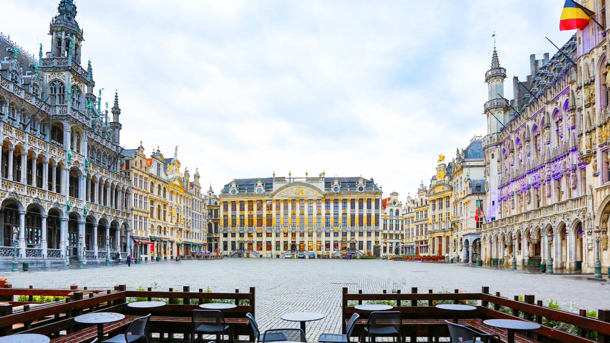 Grand Place in Brüssel mit Tischen und Stühlen im Vordergrund. Grand Place in Brüssel mit Tischen und Stühlen im Vordergrund.
