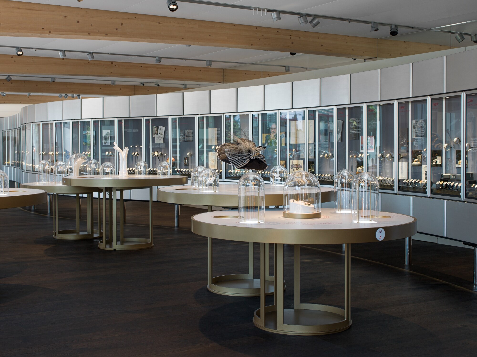 Ein moderner Ausstellungsraum mit Uhren in Vitrinen. Ein moderner Ausstellungsraum mit Uhren in Vitrinen.