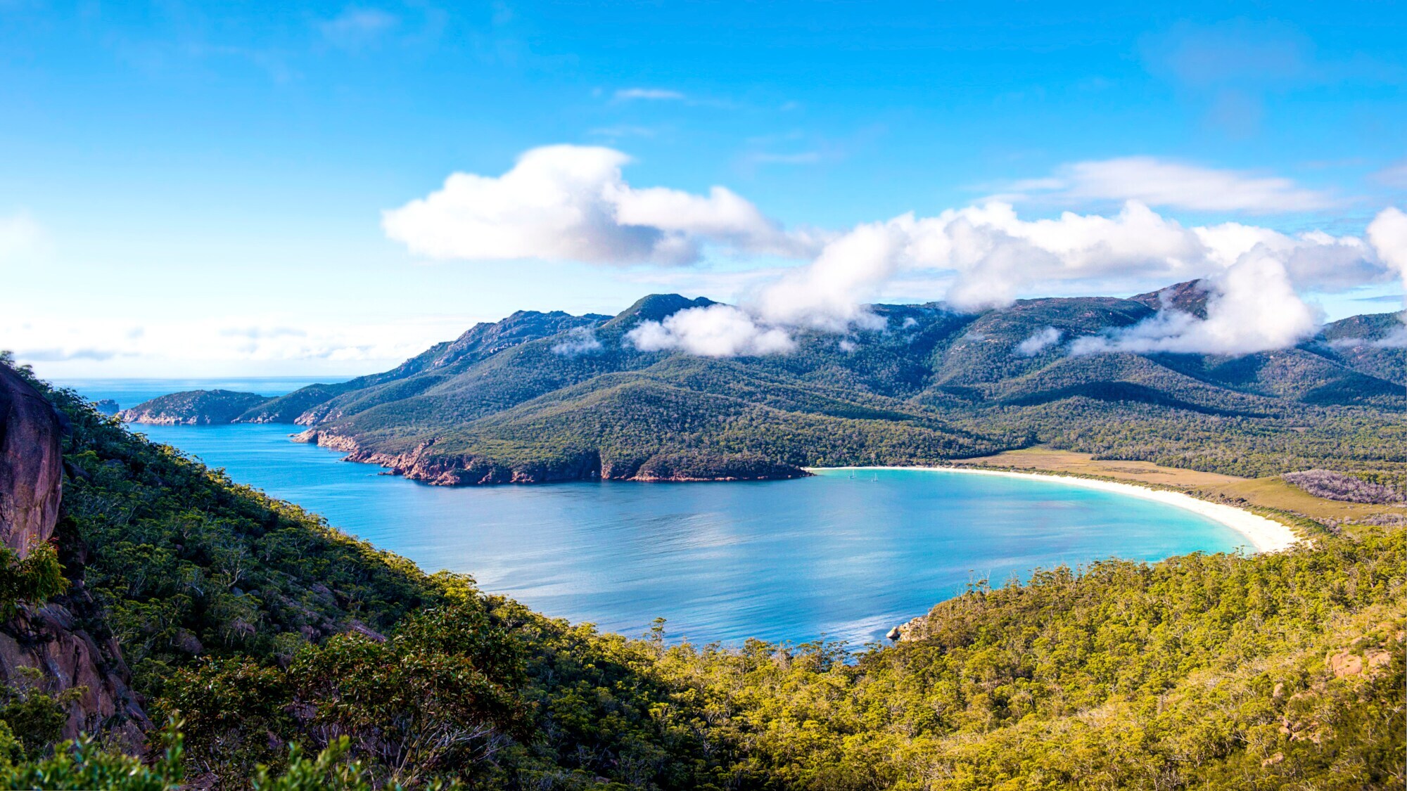 Panoramaaufnahme des Freycinet-Nationalparks in Tasmanien mit Blick auf die halbmondförmige Wine Glass Bay. Panoramaaufnahme des Freycinet-Nationalparks in Tasmanien mit Blick auf die halbmondförmige Wine Glass Bay.