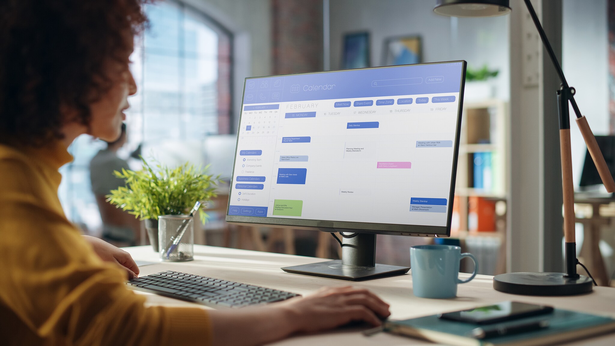 Virtuelles Sekretariat für dein Business: mehr Flexibilität, weniger Stress Eine Frau sitzt an ihrem Schreibtisch und arbeitet am Computer.