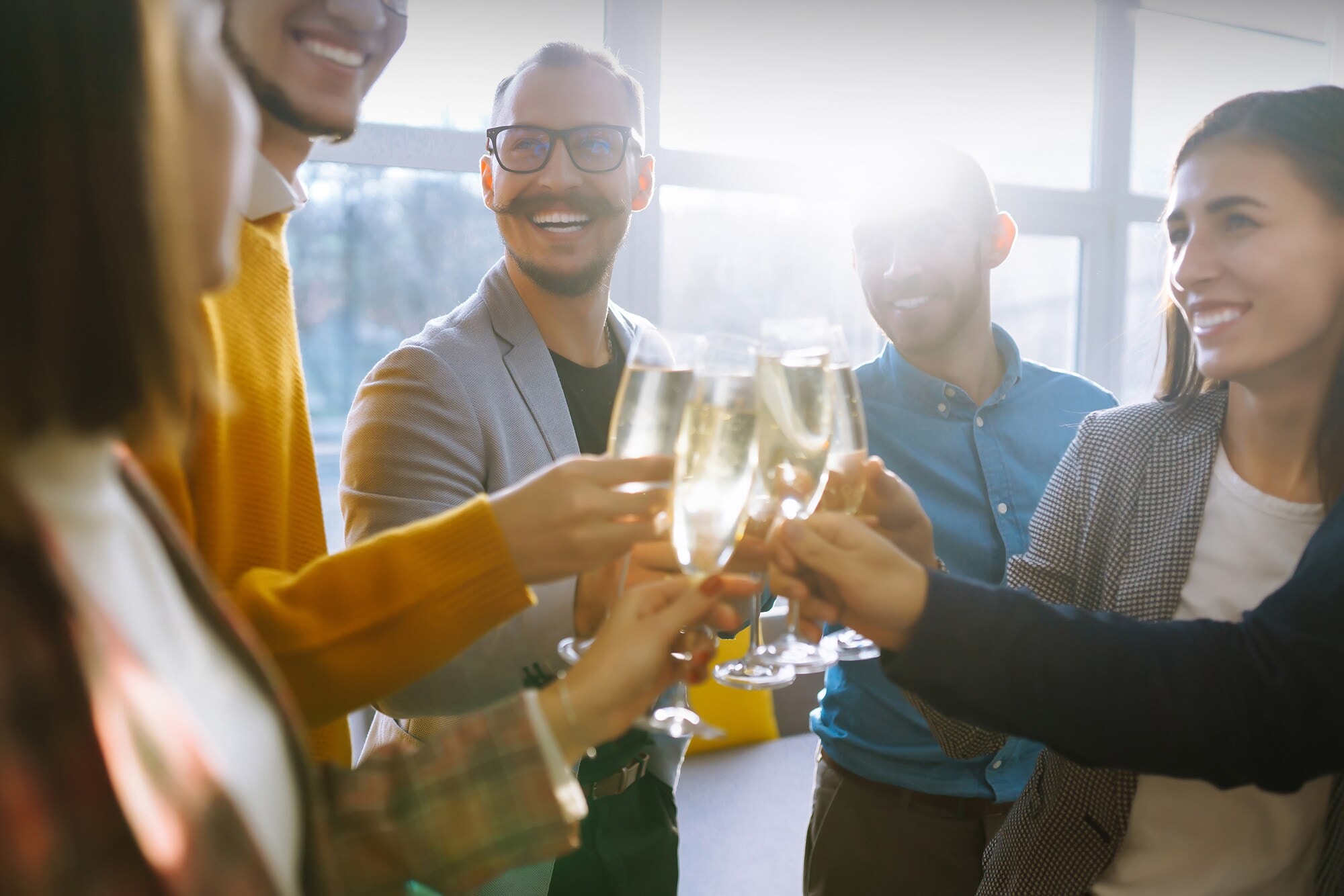 Business Party Guide: Dos & Don'ts für die nächste Firmenfeier Junge Geschäftsleute feiern ihren Erfolg.