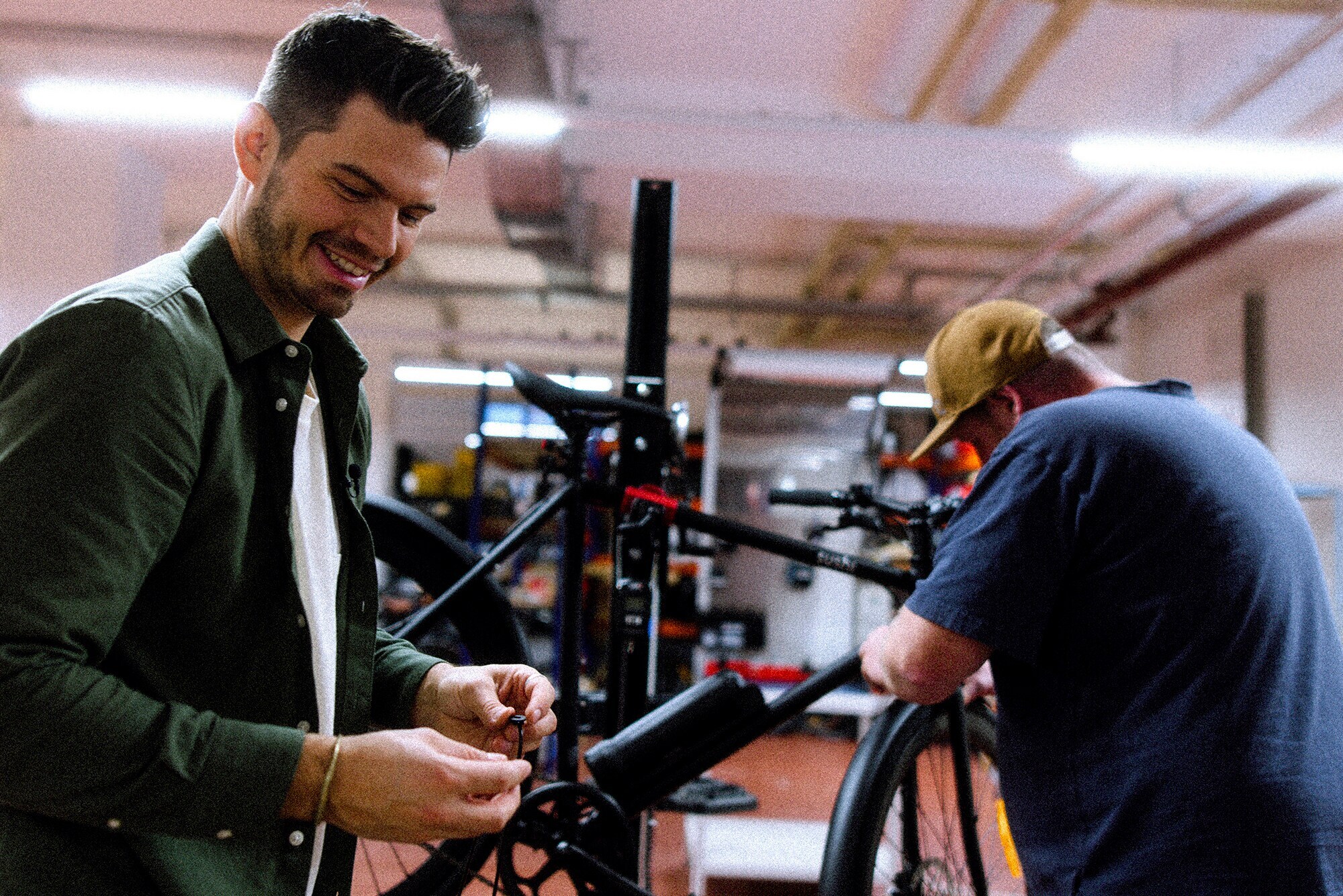 Business Stories: Episode 2 – mit Andy Weinzierl Andy Weinzierl und ein Mitarbeiter montieren ein Sushi-Bike.