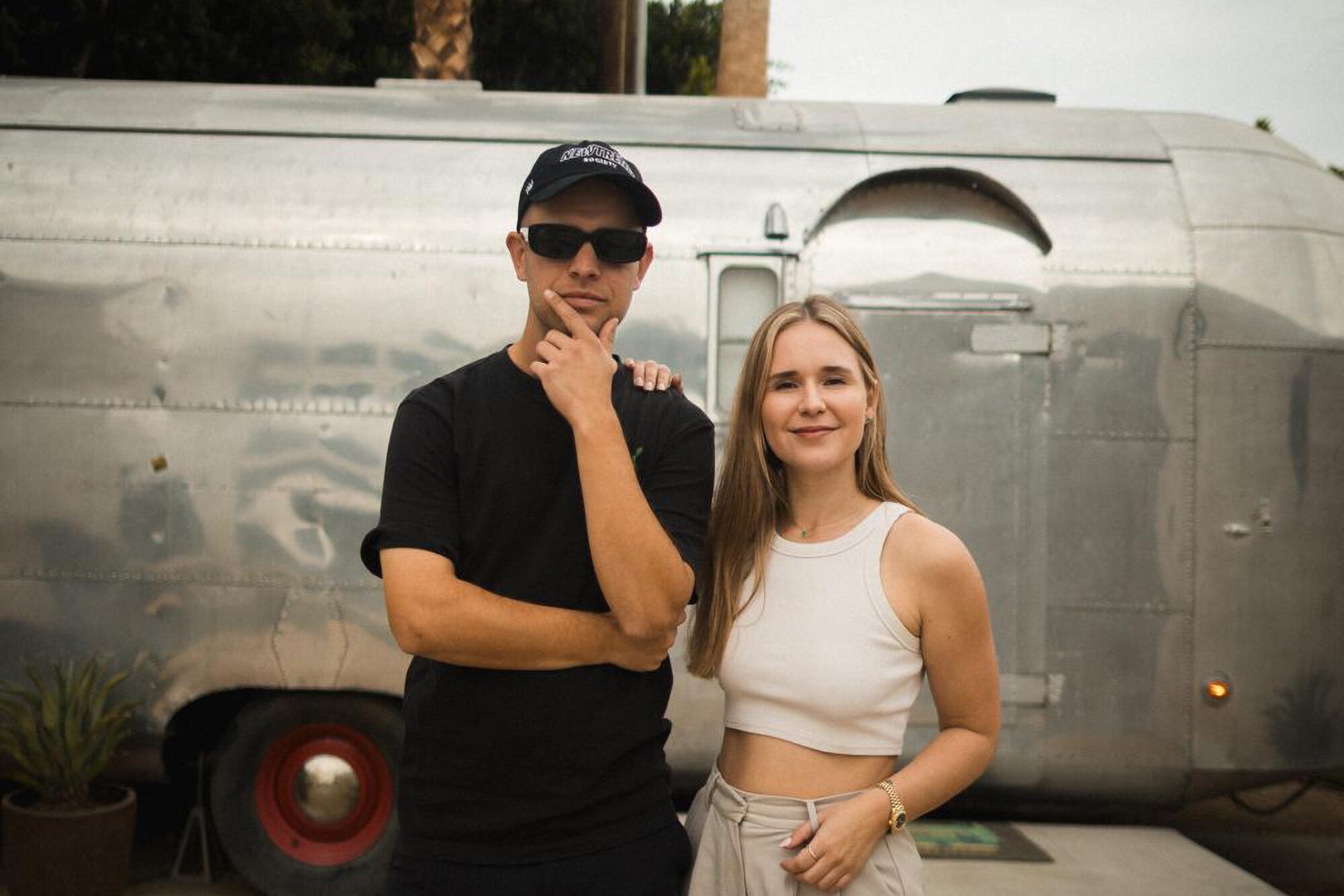 Sarah Emmerich und Benjamin Diedering stehen vor einem Wohnwagen in den USA.