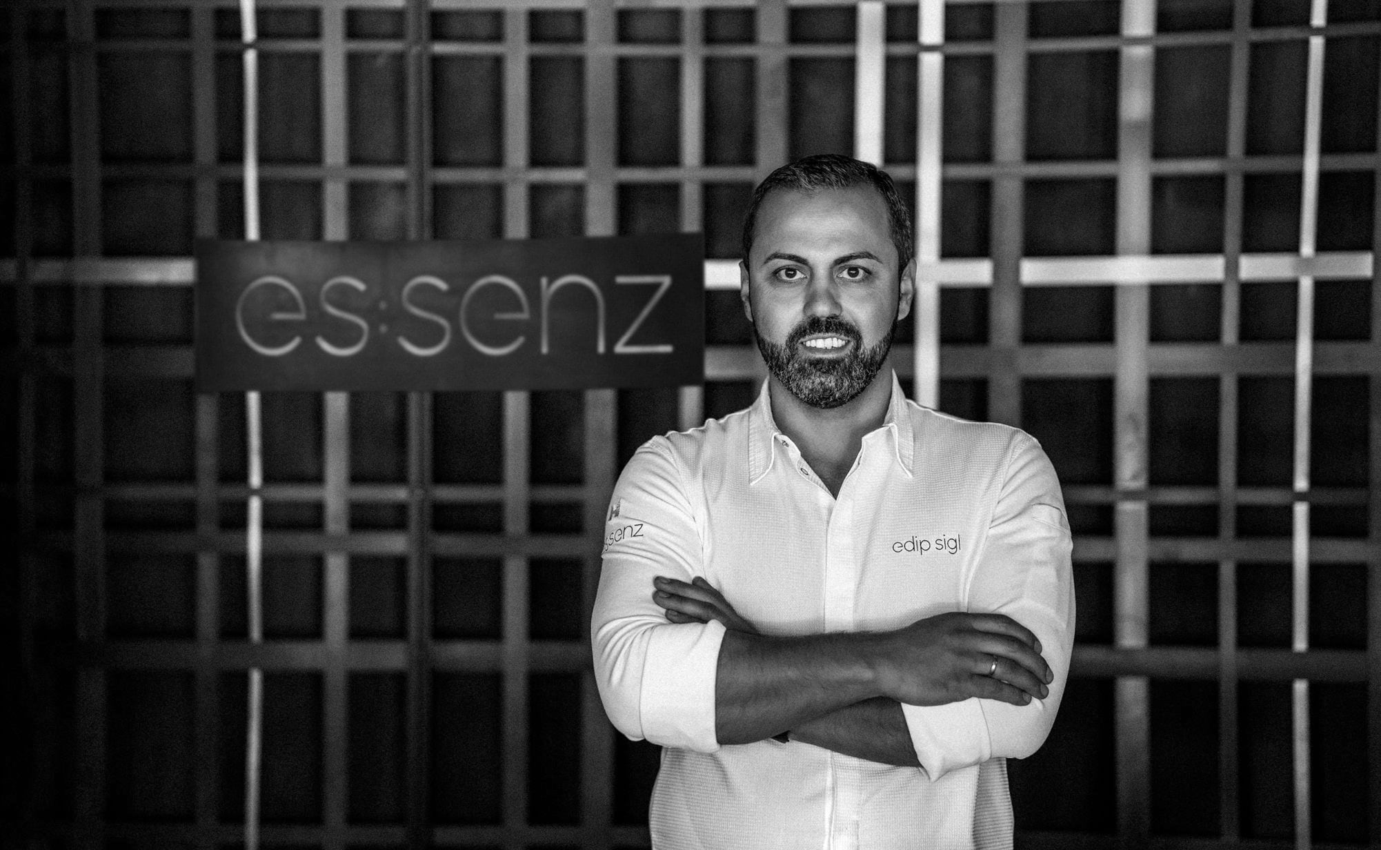 Schwarz-weiß Porträt von Sternekoch Edip Sigl Schwarz-weiß Porträt von Sternekoch Edip Sigl