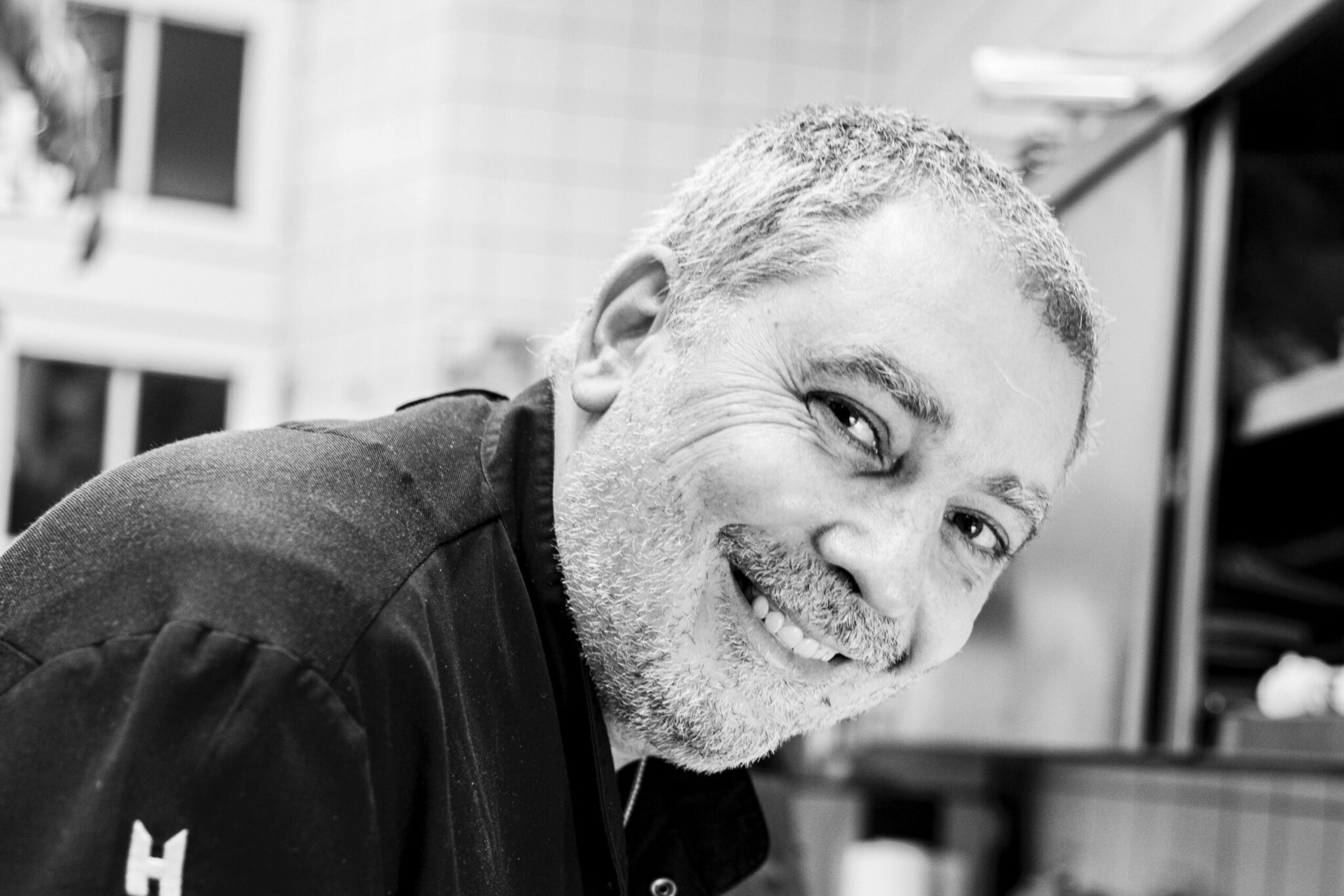 Schwarz-weiß Porträt des Sternekochs Christian Bau.