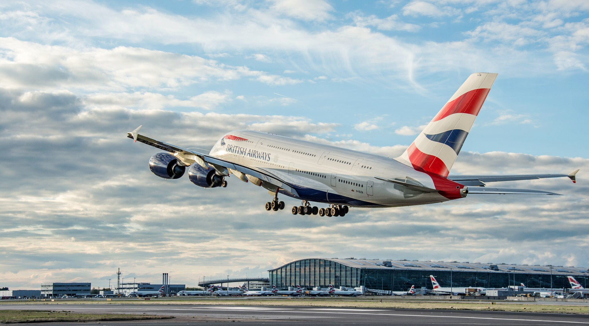 Ein Flugzeug von British Airways beim Take-off am Flughafen.