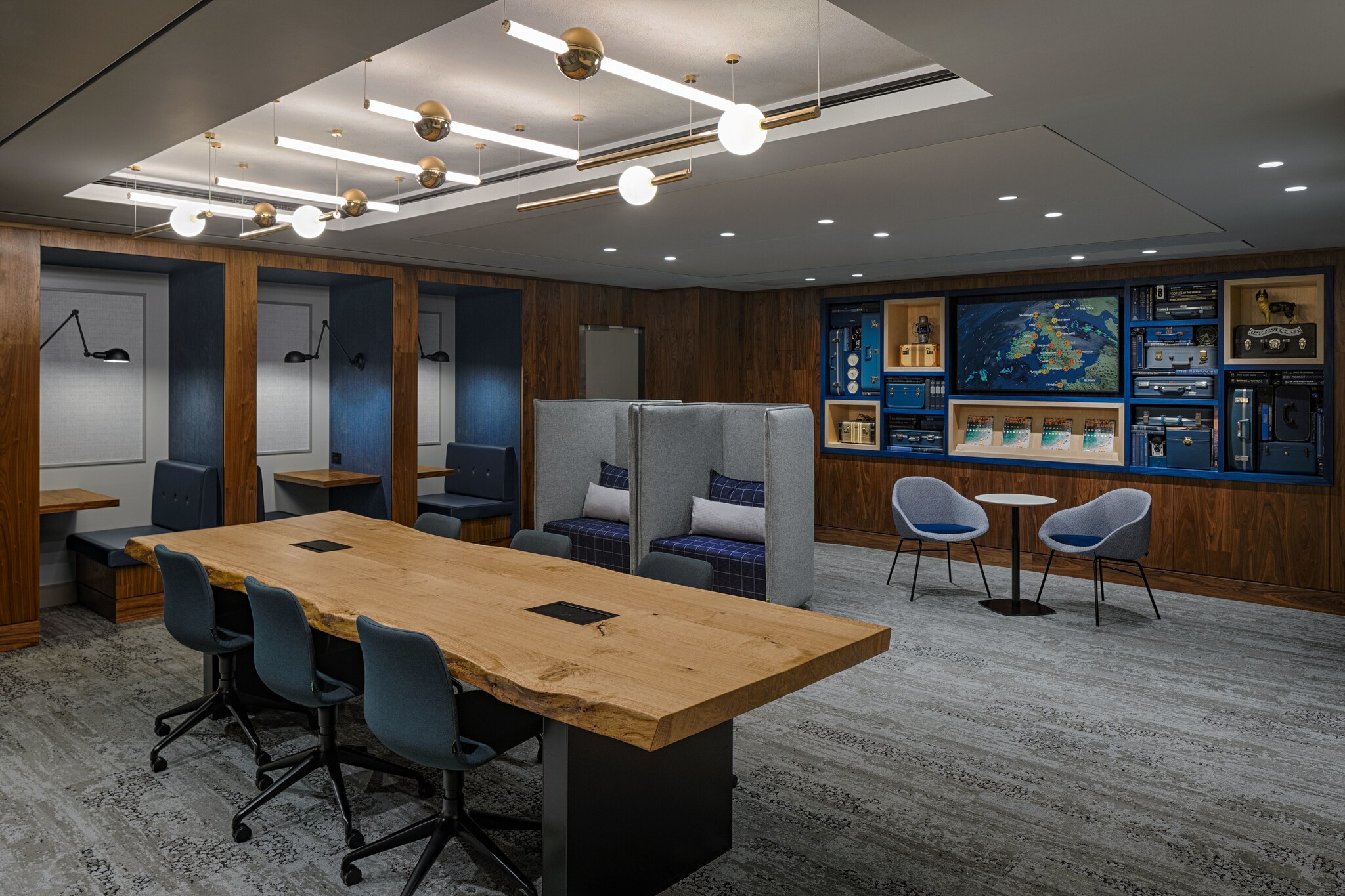 Stylishe Flughafen-Lounge mit Arbeitsplätzen.