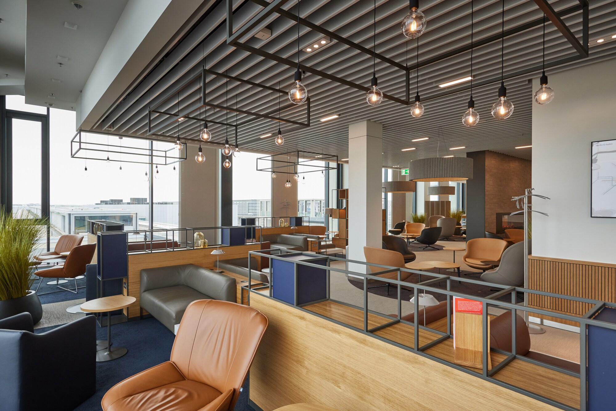 Moderne, helle Flughafenlounge.