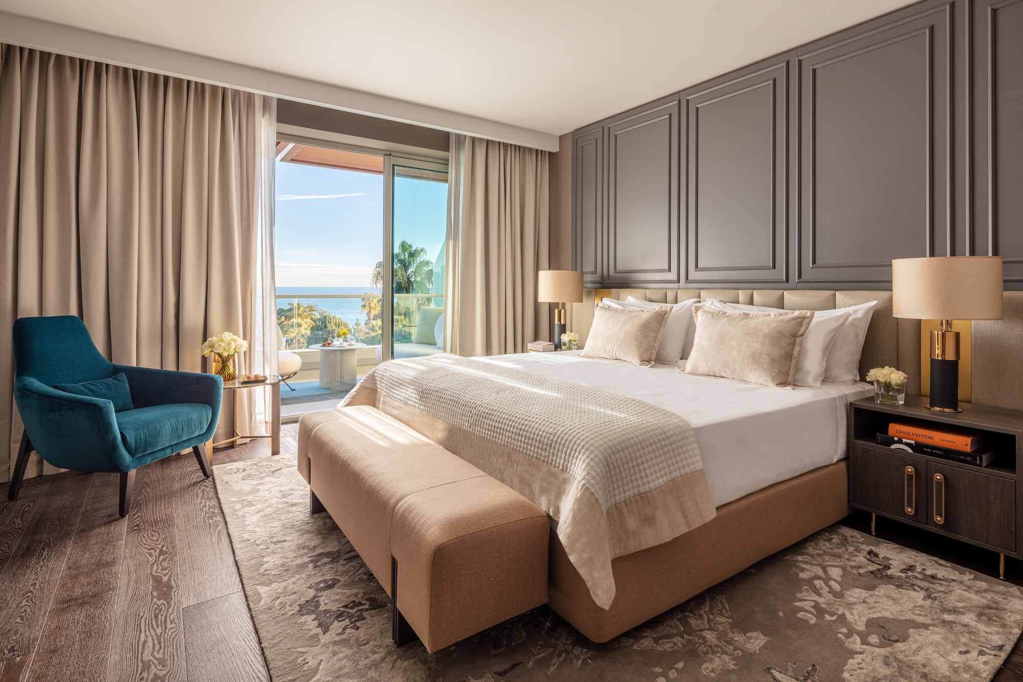 Elegante Hotelsuite mit Balkon und Meerblick. Elegante Hotelsuite mit Balkon und Meerblick.