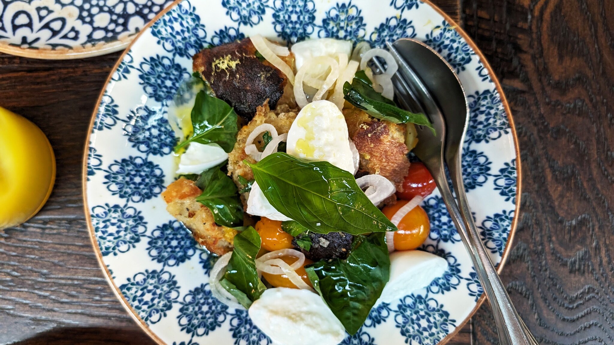 Aufsicht eines italienischen Gerichtes auf einem blaugemusterten Teller.