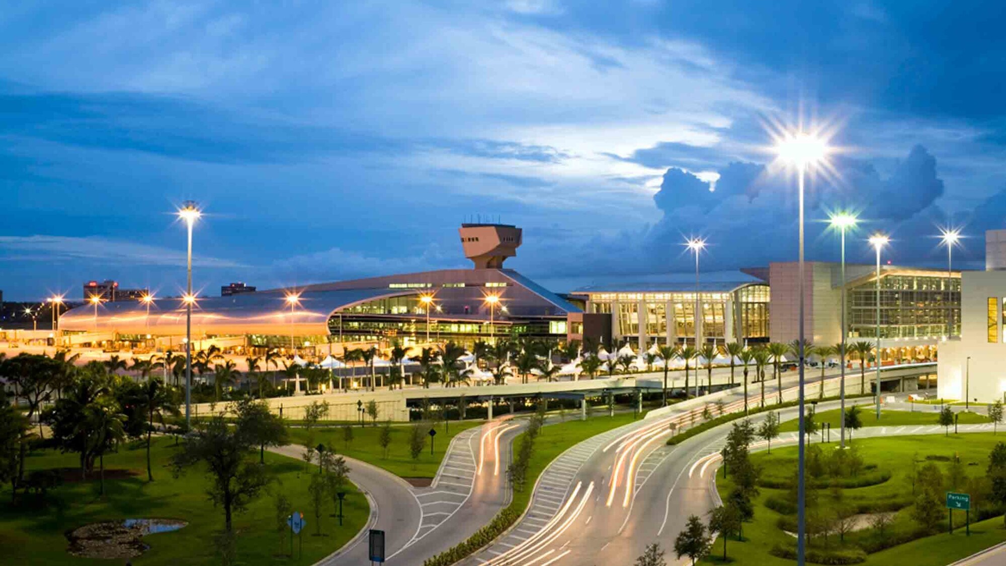 Langzeitaufnahme des Flughafenterminals Miami am Abend.