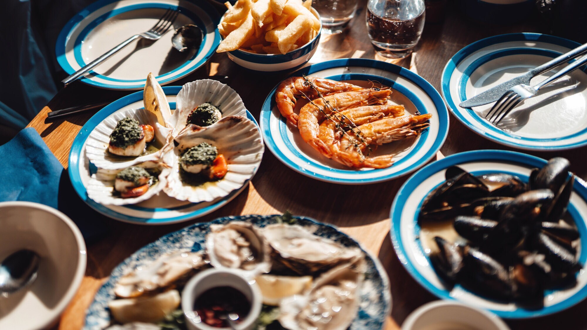 Verschiedene Meeresfrüchte auf kleinen Tellern auf einem Tisch in einem Restaurant.
