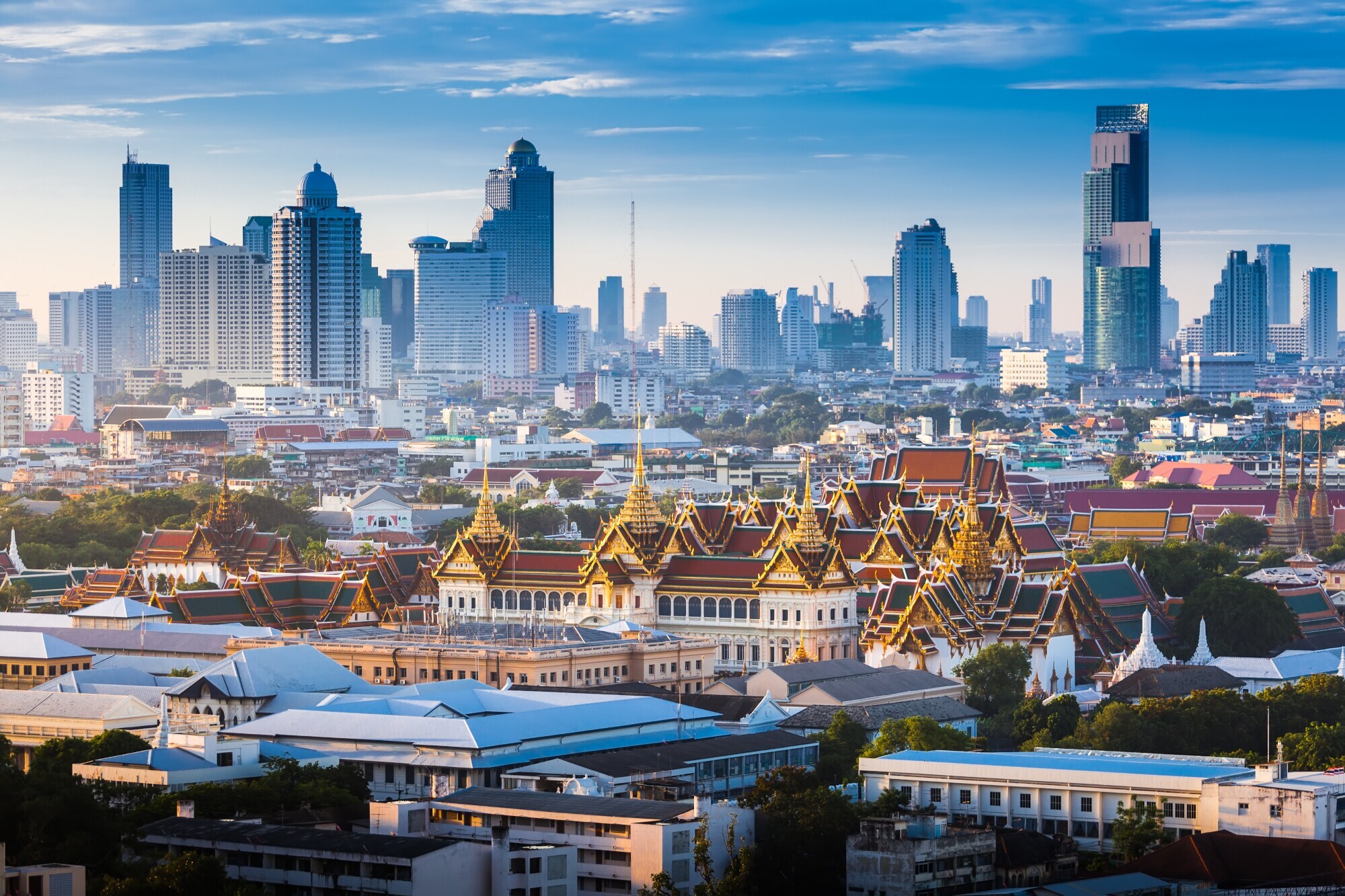 Stadtpanorama von Bangkok mit Königspalast vor einer Skyline mit Hochhäusern im Hintergrund. Stadtpanorama von Bangkok mit Königspalast vor einer Skyline mit Hochhäusern im Hintergrund.