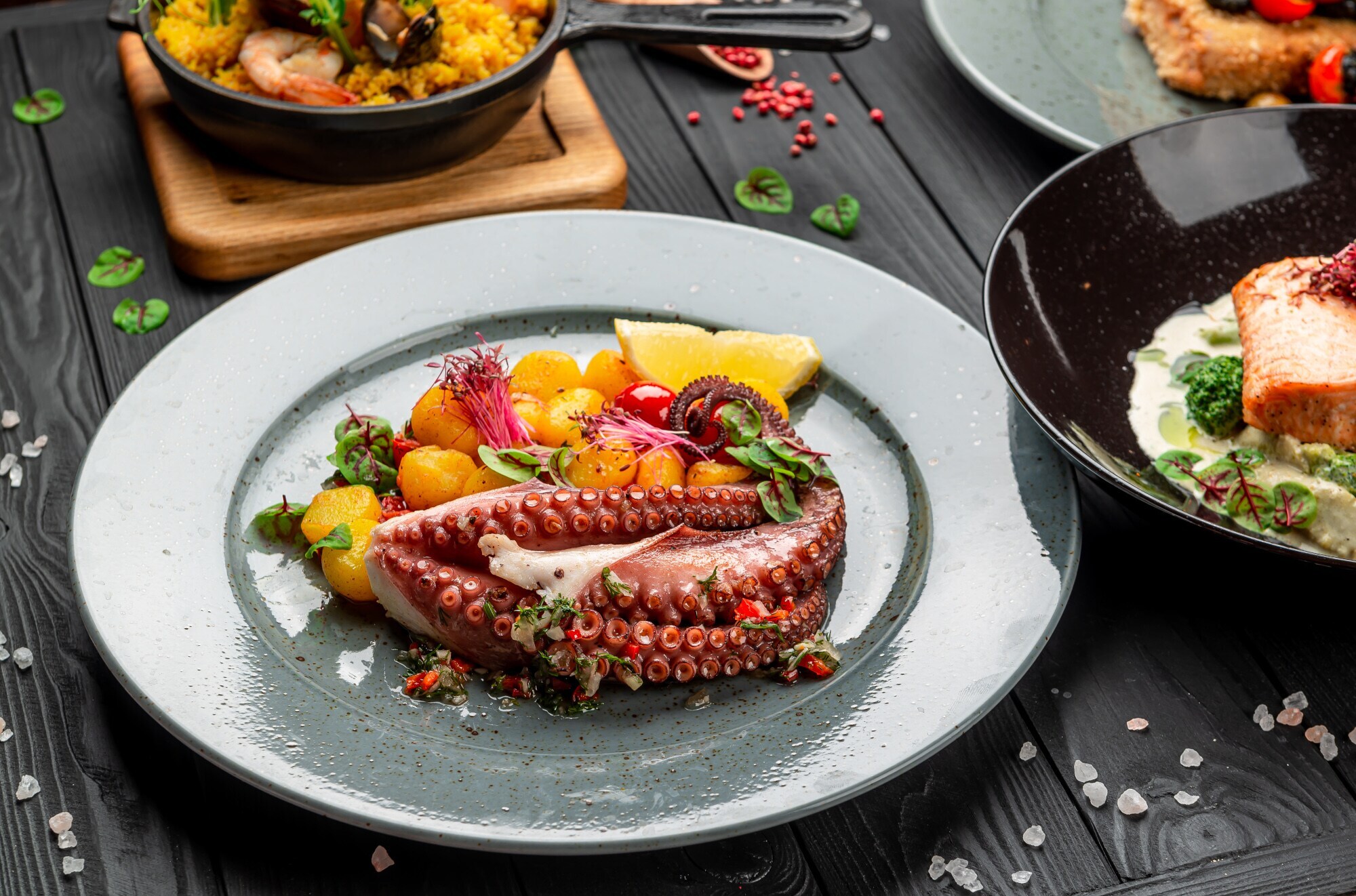 Vormittags warst du im Louvre, danach hast du einen Spaziergang an der Seine gemacht. Nun stehst du vor dem markanten Triumphbogen – und merkst, dass du Hunger bekommst. Gut, dass du einen Tisch im Victoria Paris gebucht hast, das in unmittelbarer Nähe liegt. Dank deiner American Express Platinum Card geht deine Rechnung auf Amex.