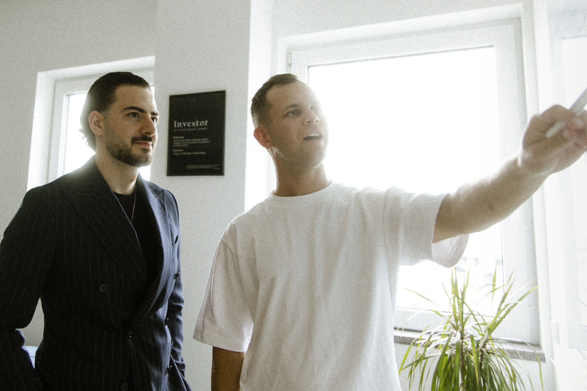 Business Story: Episode 4 – mit Teaching Finance über Finanzwissen für alle Kamiar Bar Bar und Benjamin Diedering stehen an einem Whiteboard.