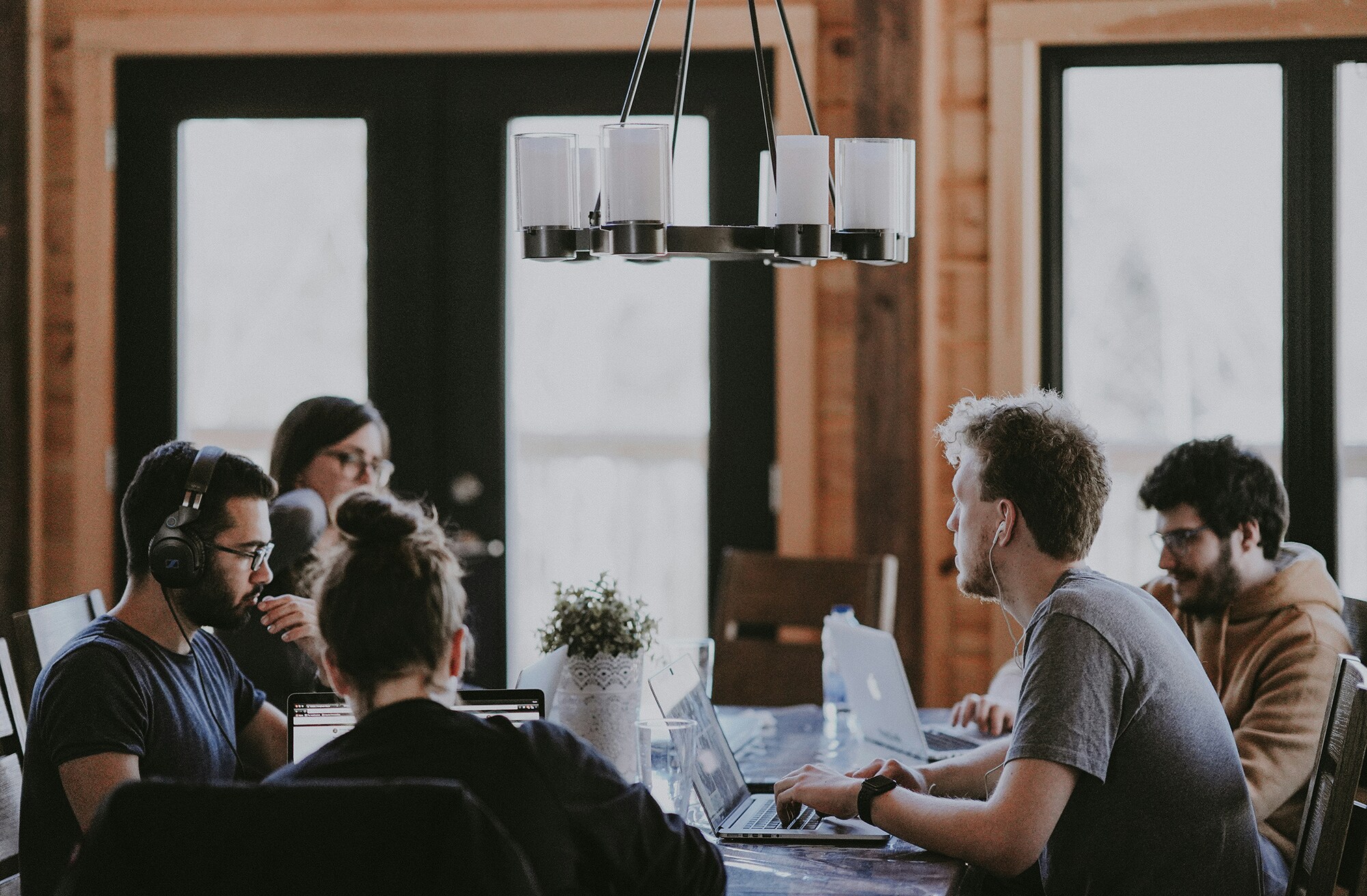 Immobilien-Insights: Die Top 4 FAQs für Geschäftsräume Ein junges Team arbeitet gemeinsam am Konferenztisch.