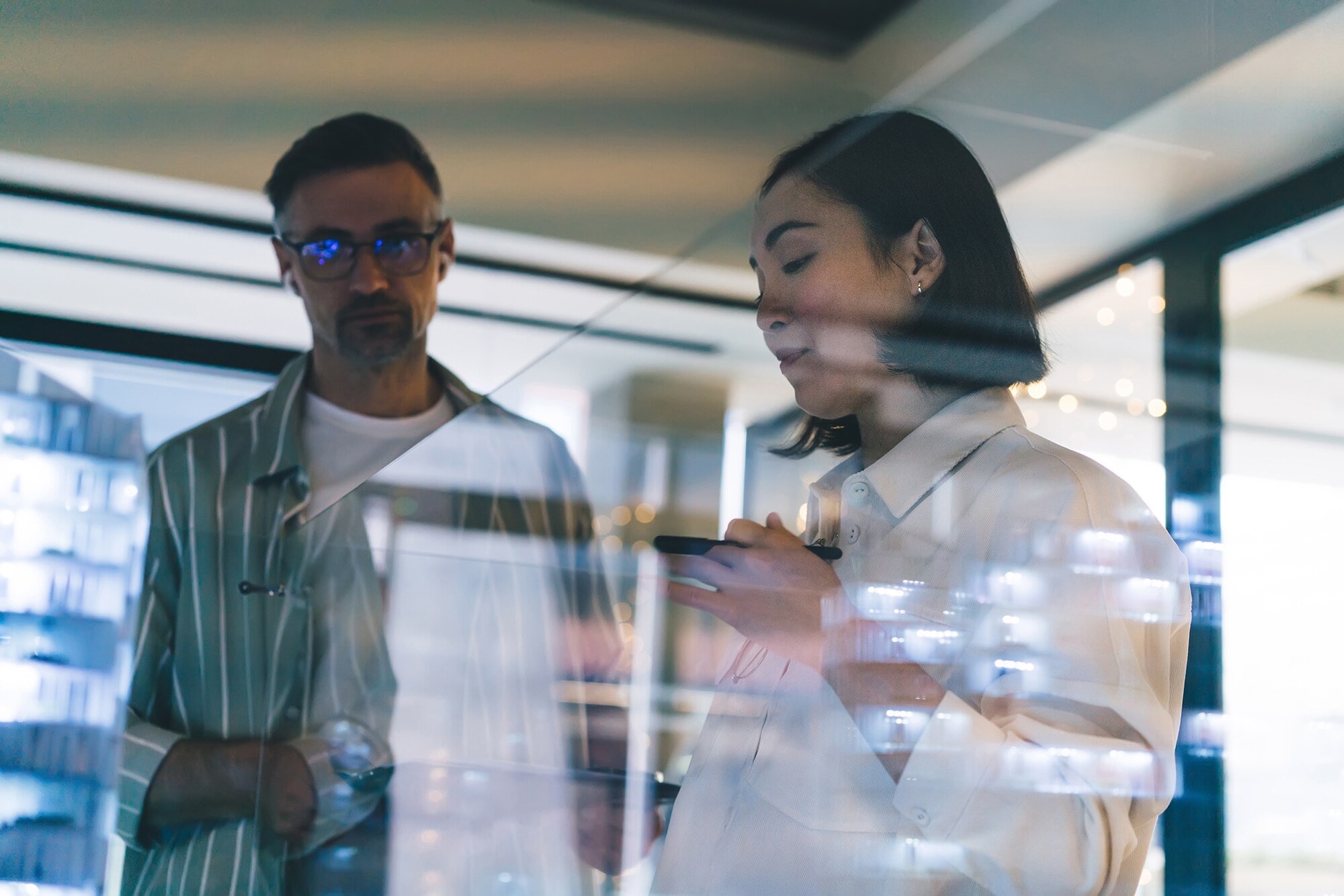 Soft Skills, die zählen: Stärke dein Business & dein Team Zwei Kolleg:innen machen gemeinsam ein Brainstorming.