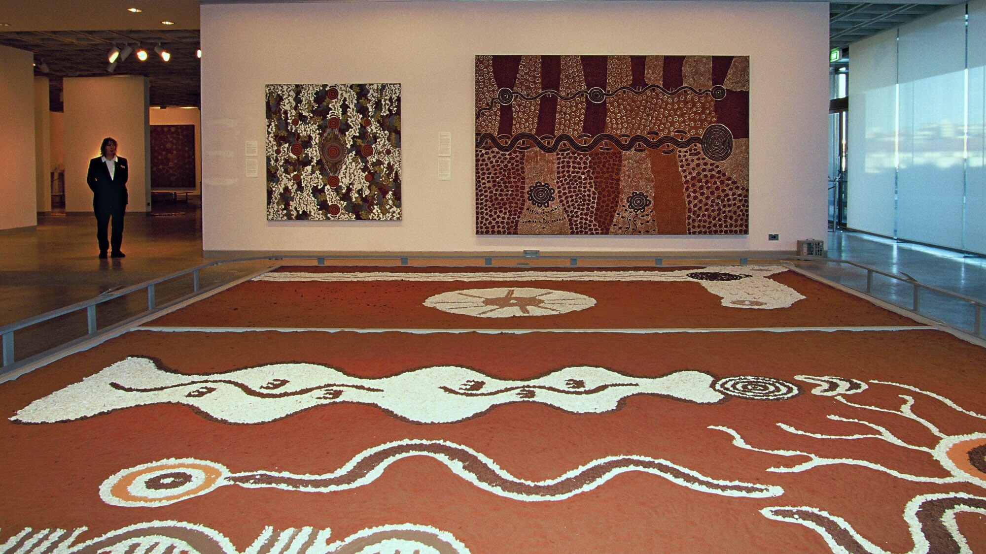 Ausstellungsraum mit Aboriginal Art Exponaten in Brauntönen. Ausstellungsraum mit Aboriginal Art Exponaten in Brauntönen.