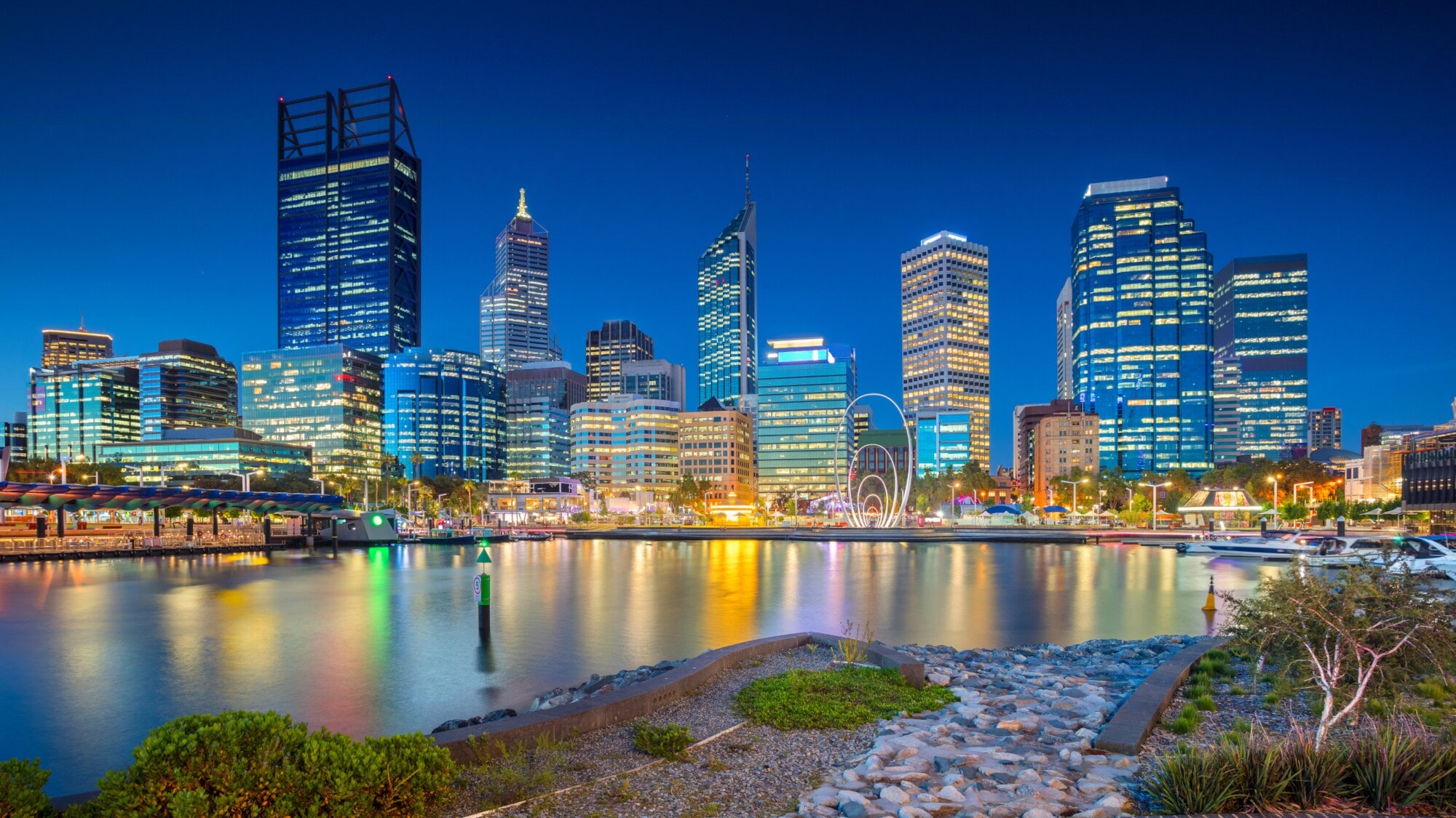 Skyline von Perth bei Nacht mit Swan River im Vordergrund. Skyline von Perth bei Nacht mit Swan River im Vordergrund.