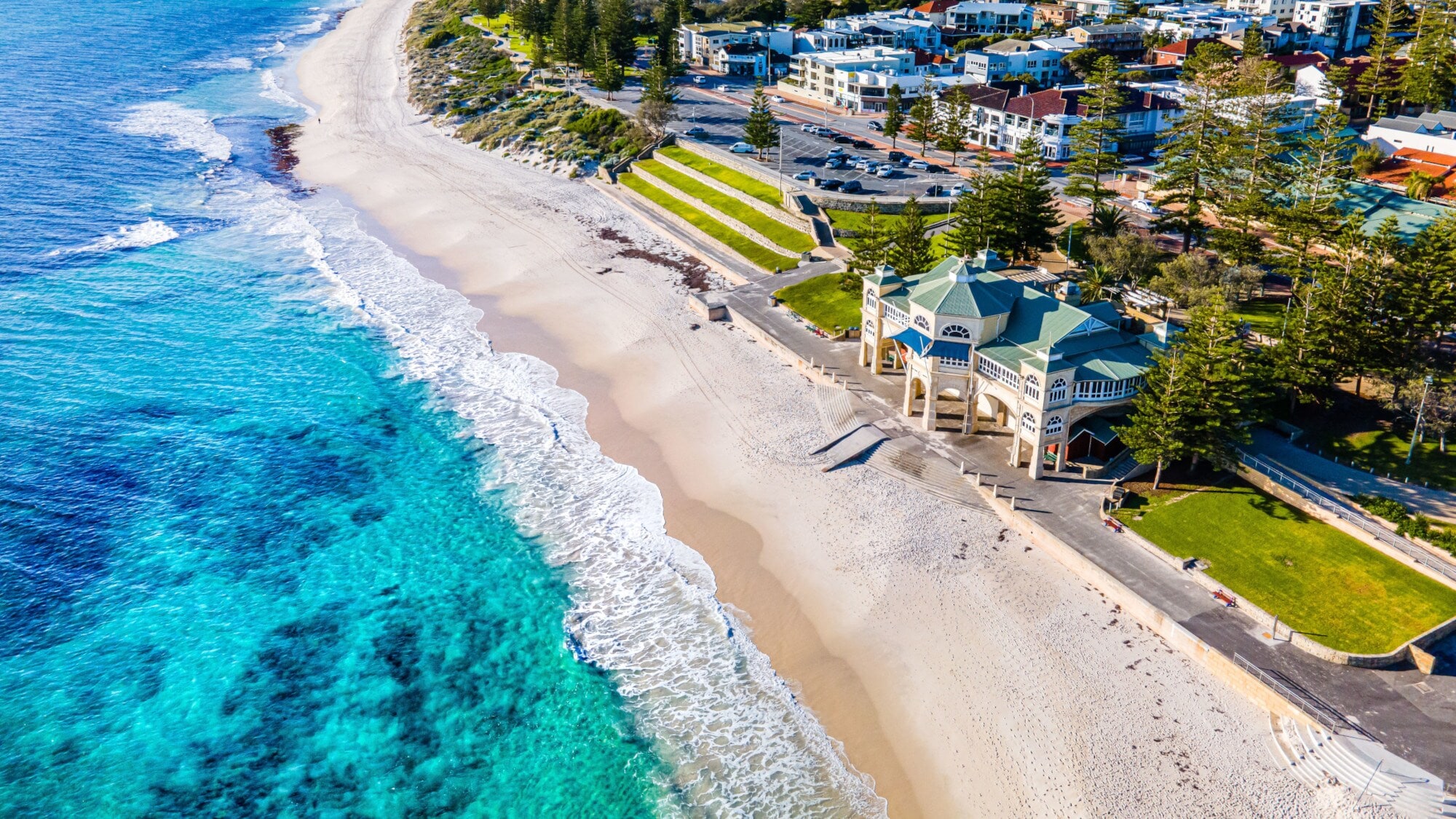 Luftaufnahme des Cottesloe Beach in Perth.