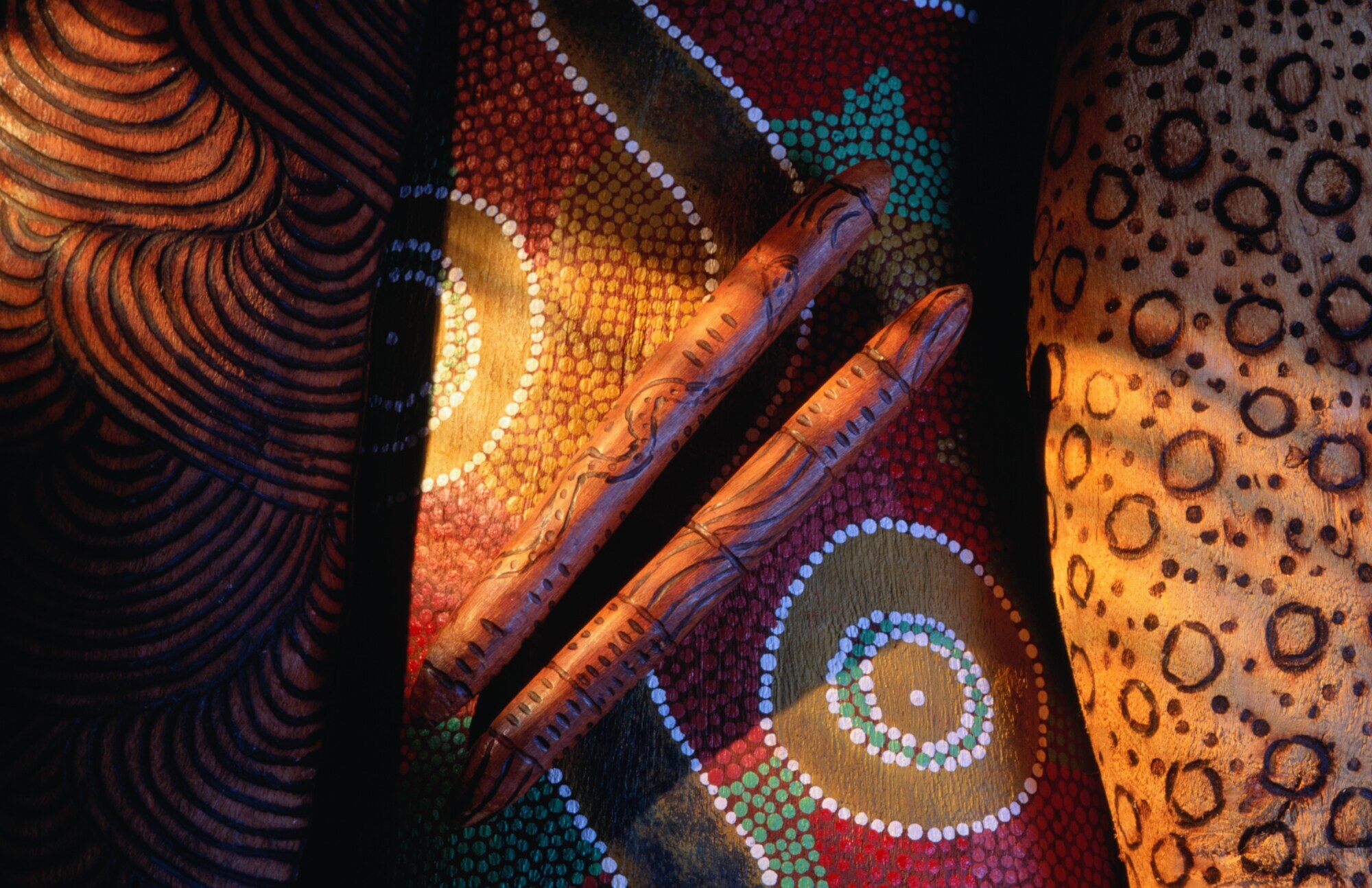 Aboriginal Art auf unterschiedlichen Materialien.