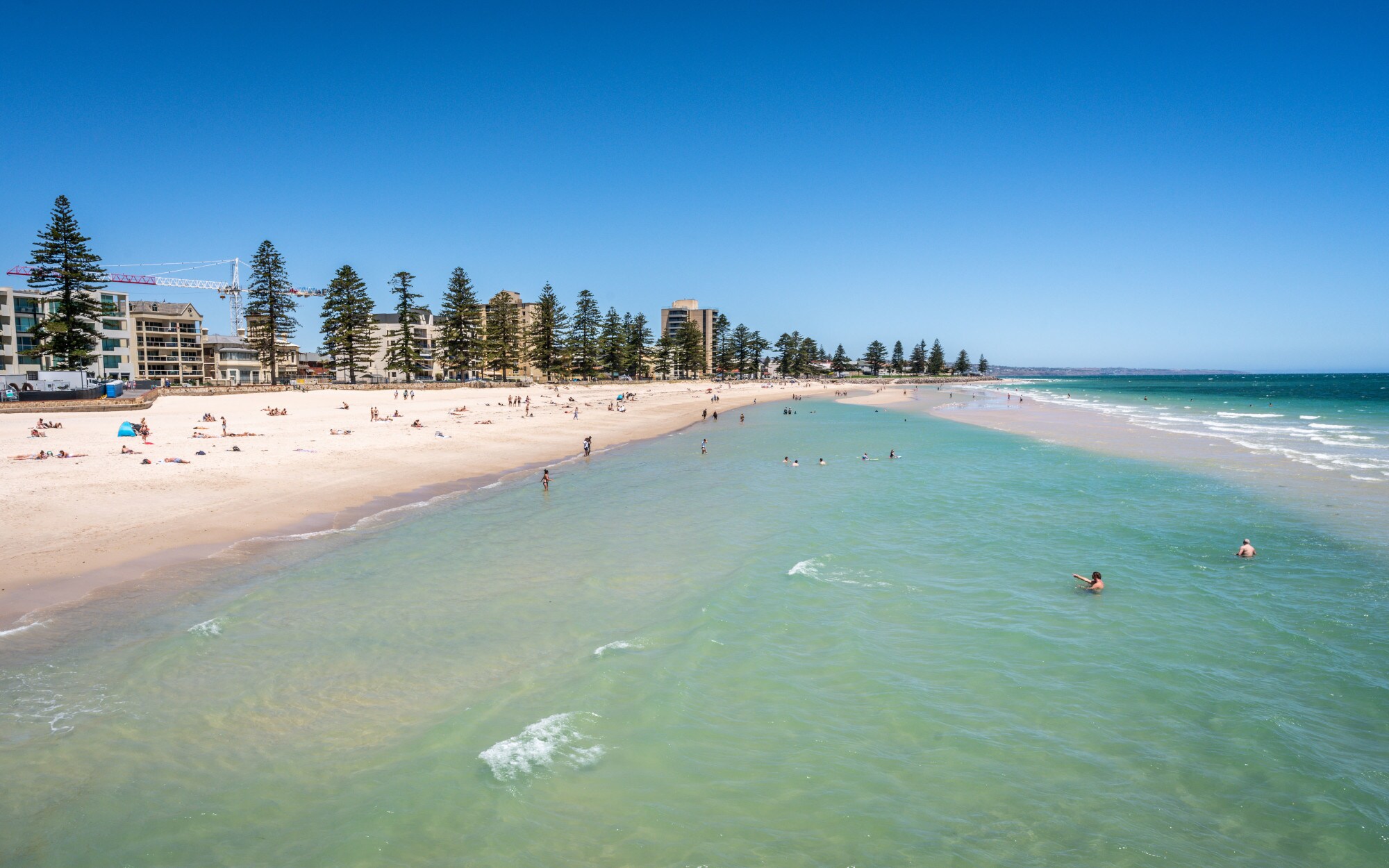Menschen am Strand von Glenelg