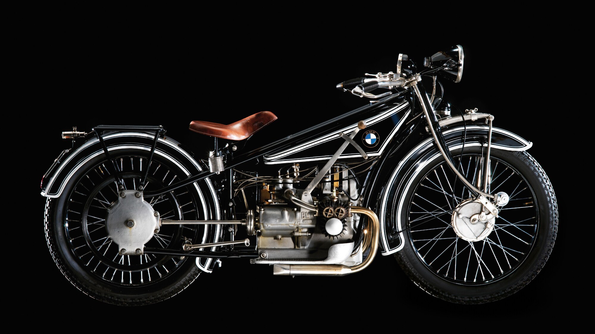 Ein BMW Oldtimer Motorrad, Studioaufnahme vor schwarzem Hintergrund. Ein BMW Oldtimer Motorrad, Studioaufnahme vor schwarzem Hintergrund.