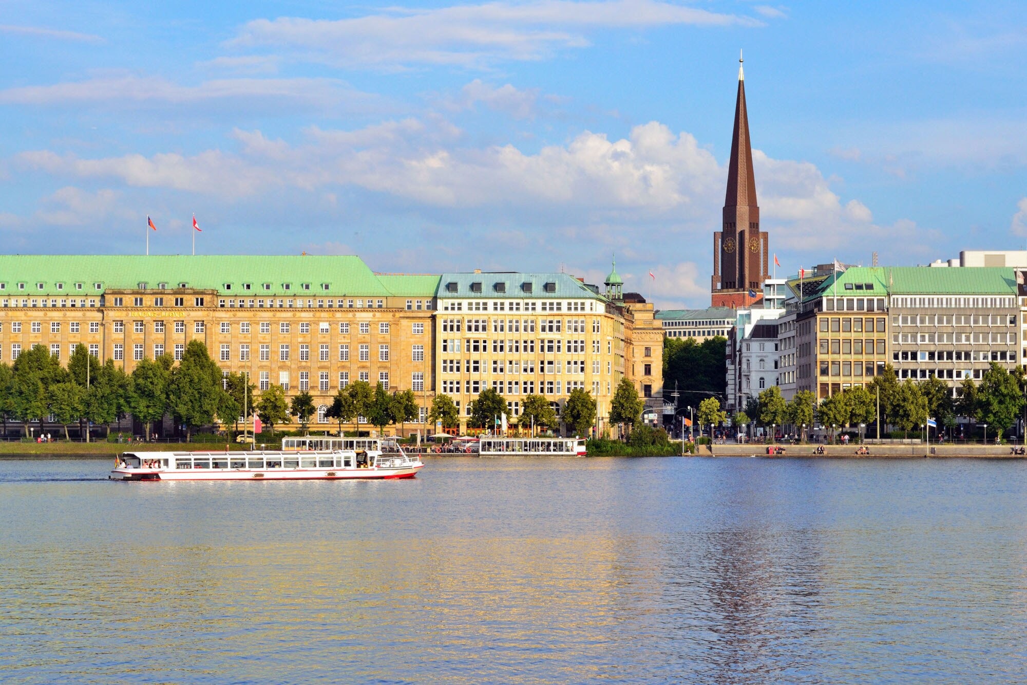 Häuserfront und Promenade am Wasser mit Booten in der Hamburger Altstadt. Häuserfront und Promenade am Wasser mit Booten in der Hamburger Altstadt.