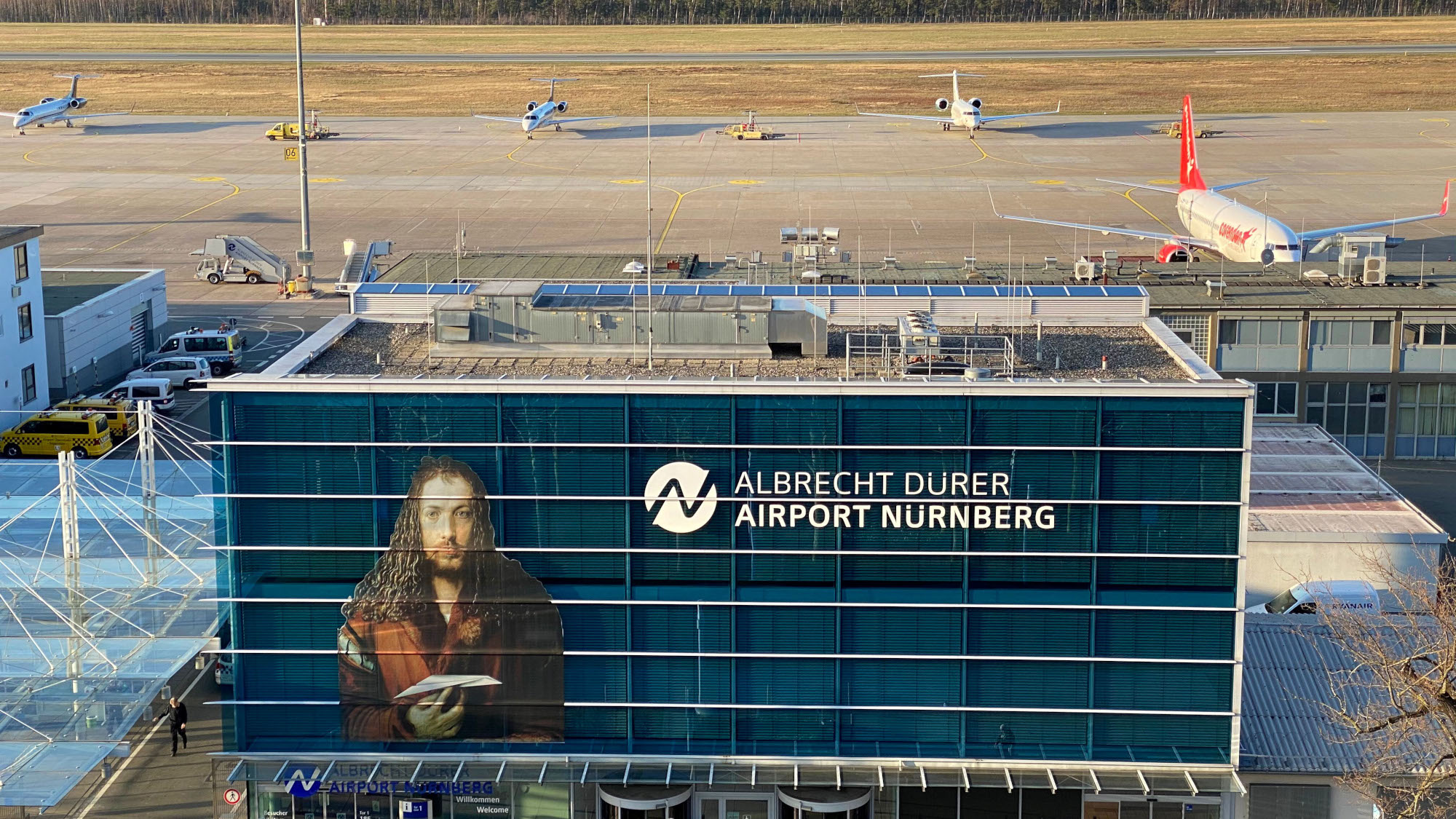 Aufsicht auf rechteckiges Hauptgebäude am Airport Nürnberg mit Albrecht Dürer Konterfei.
