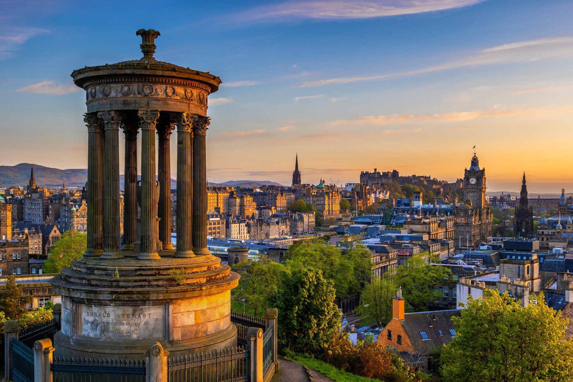 Stadtpanorama von Edinburgh bei Sonnenuntergang.