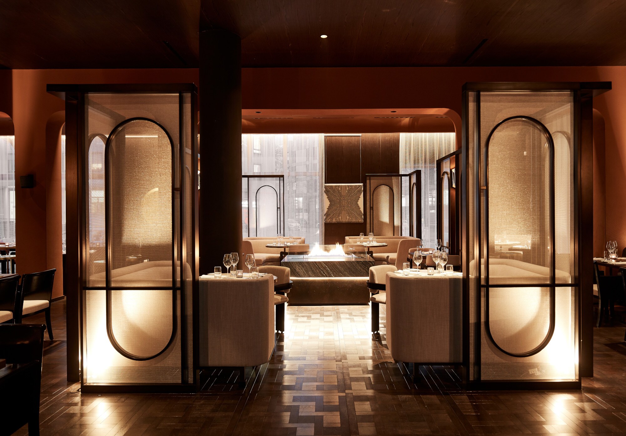 Gastraum der George Prime Steak and Raw Bar in stimmungsvoller Beleuchtung mit eingedeckten Tischen im Hintergrund.