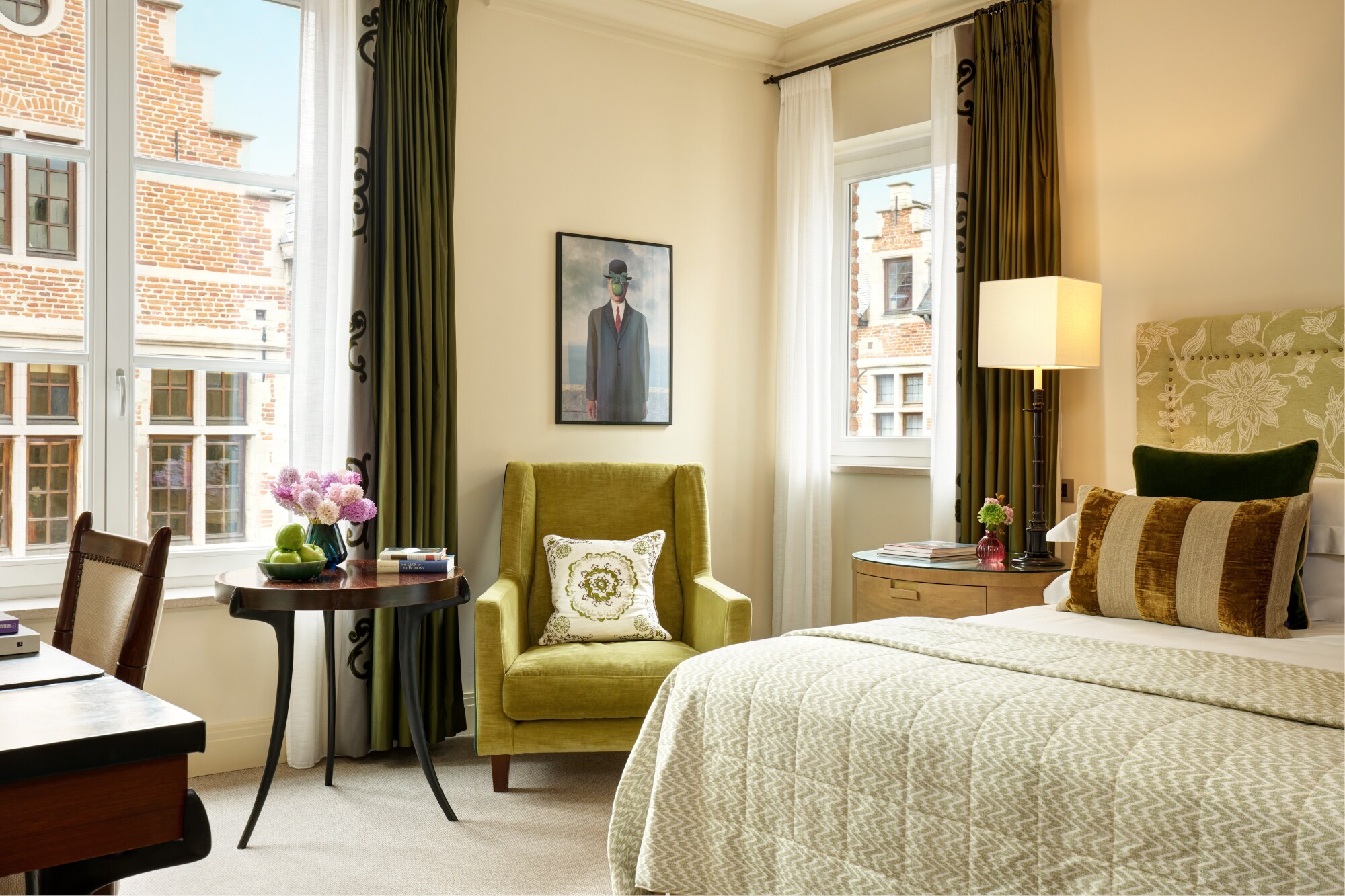 Stilvolles Hotelzimmer im Stadtzentrum mit Giebelhäusern. Stilvolles Hotelzimmer im Stadtzentrum mit Giebelhäusern.