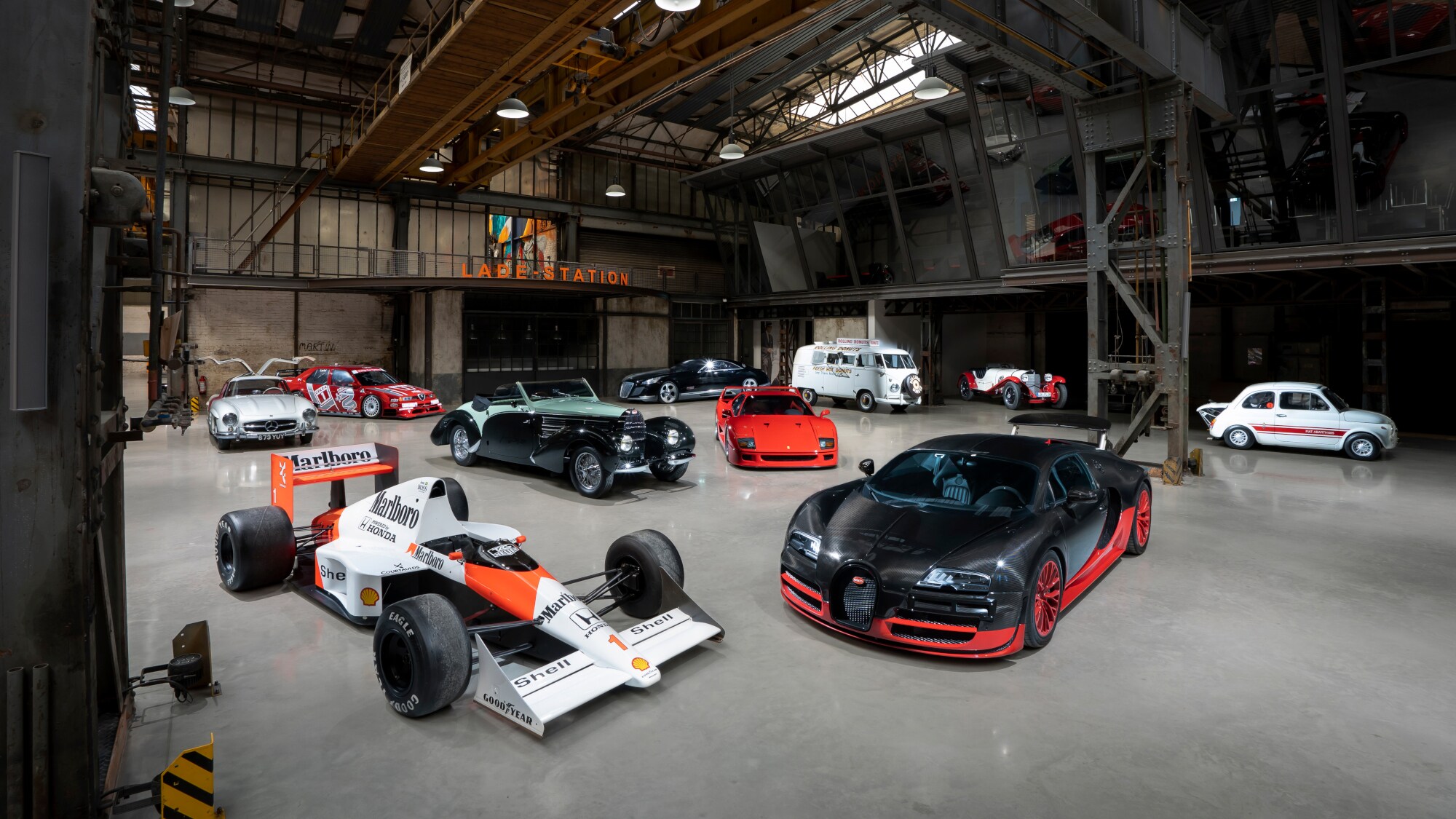 Verschiedene Oldtimer, ausgestellt in einer Industriehalle. Verschiedene Oldtimer, ausgestellt in einer Industriehalle.