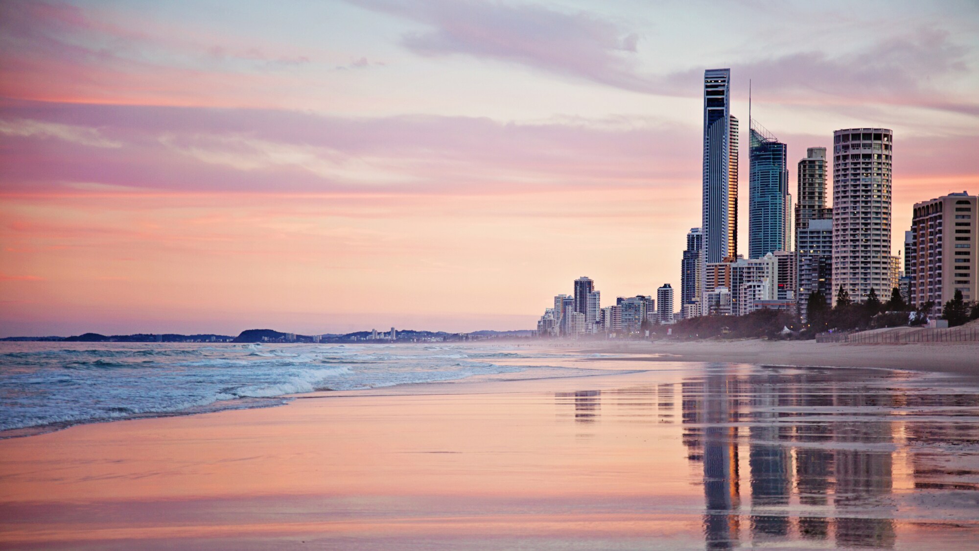 Sonnenuntergang am Surfers Paradise Beach in Gold Coast, Queensland.