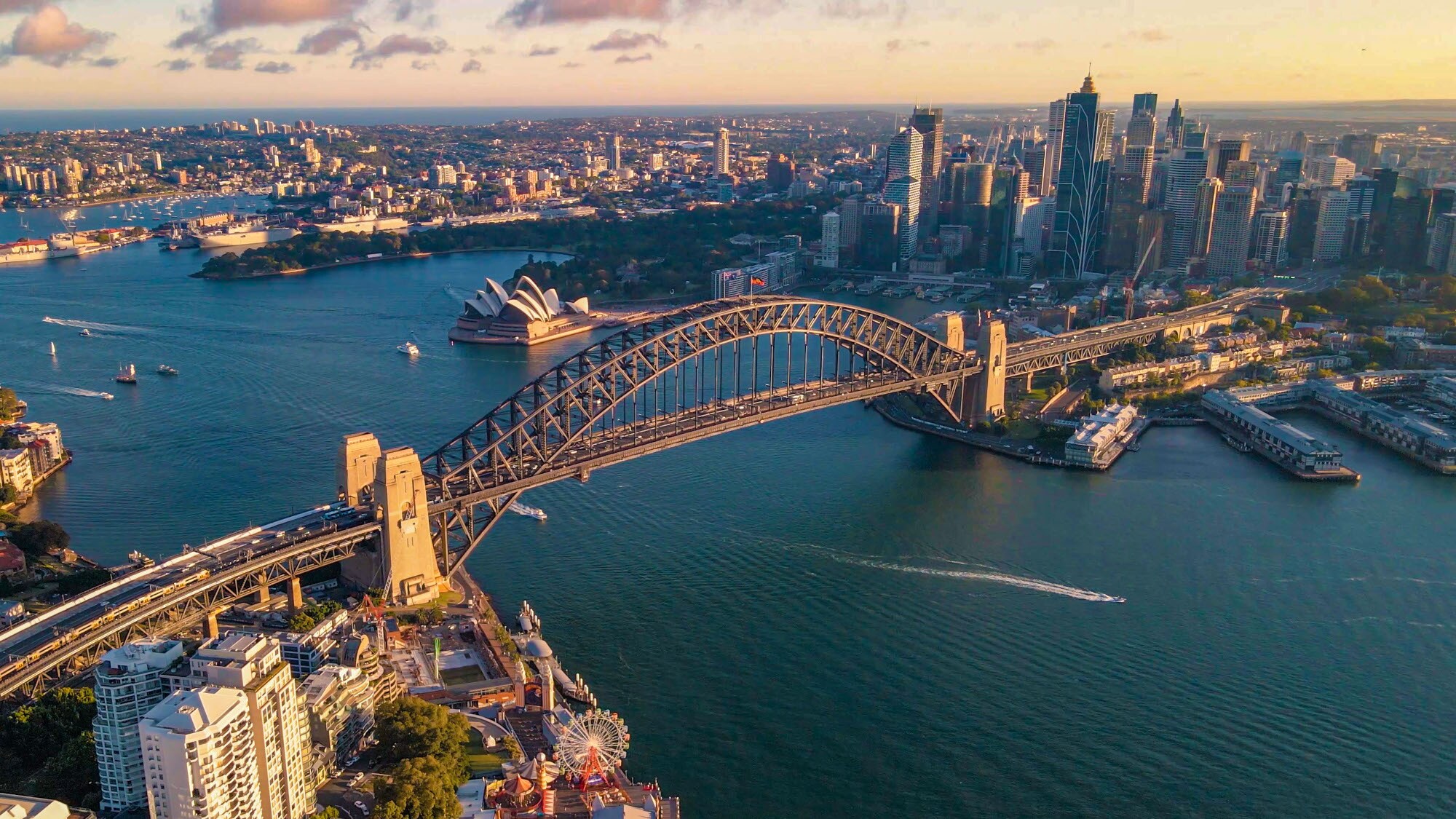 Luftaufnahme von Sydneys Stadtzentrum am Hafen mit Bogenbrücke.