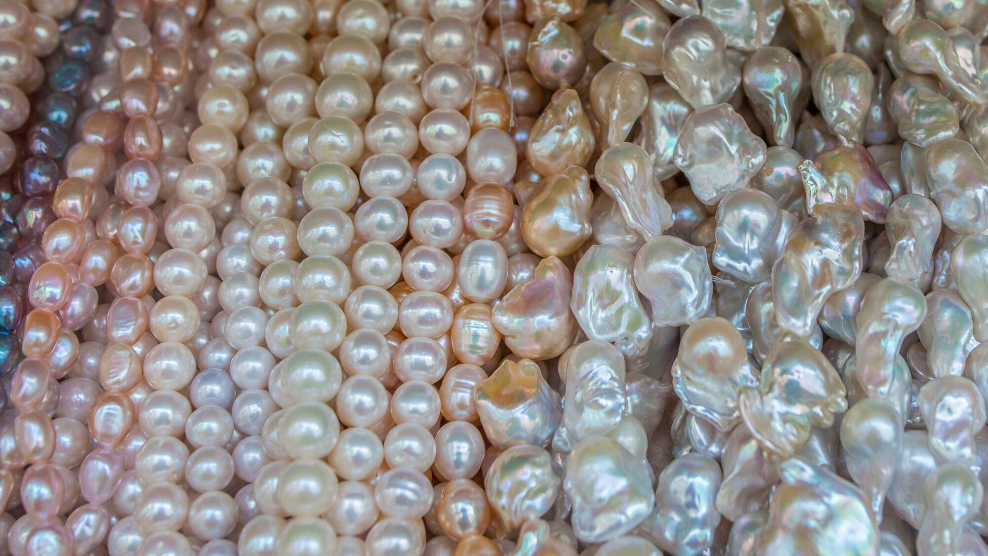 Viele unterschiedliche Perlen in verschiedenen Farben und Formen. Viele unterschiedliche Perlen in verschiedenen Farben und Formen.