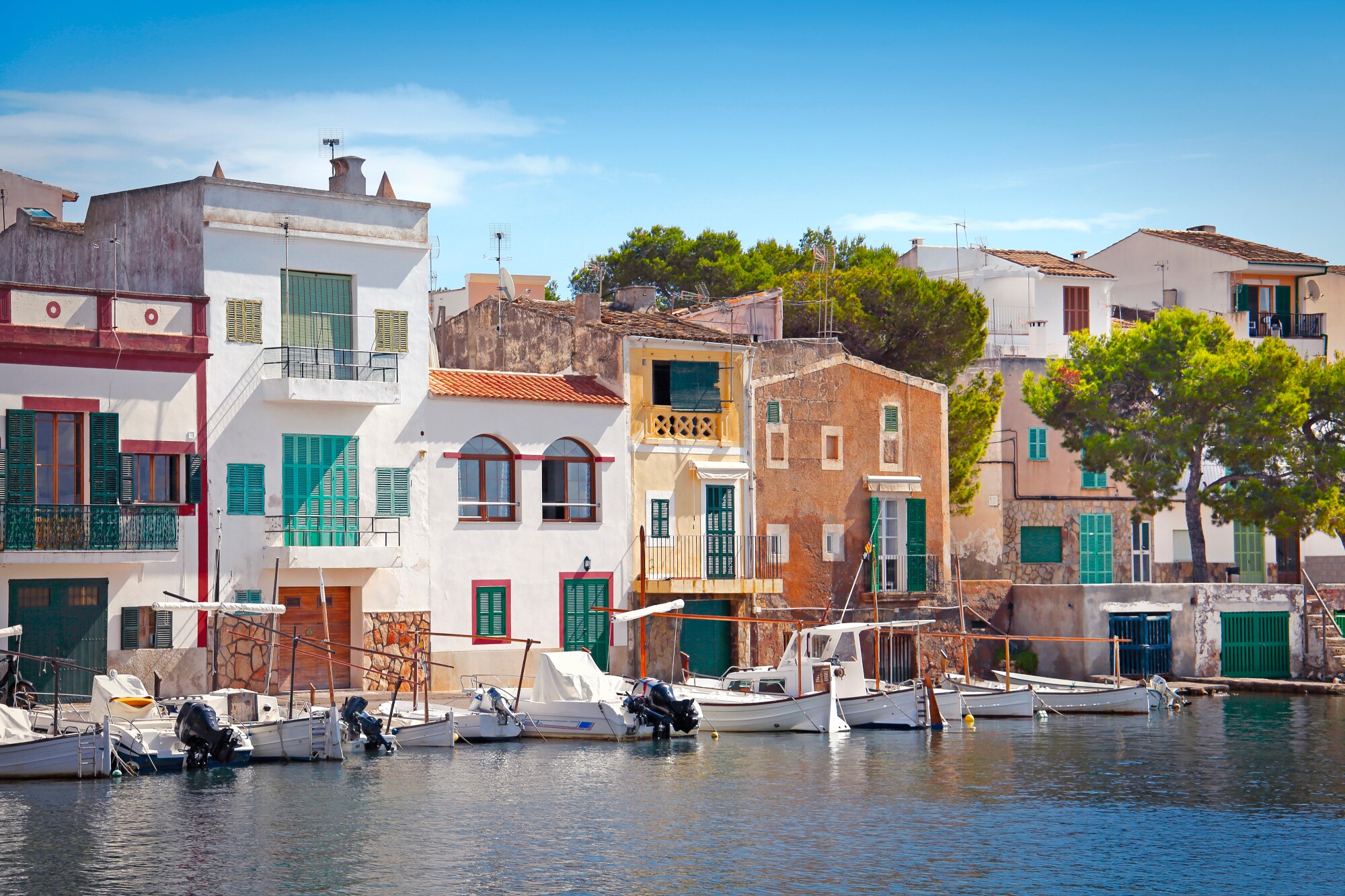Promenade in einem Fischerdorf mit bunten Häusern am Wasser. Promenade in einem Fischerdorf mit bunten Häusern am Wasser.