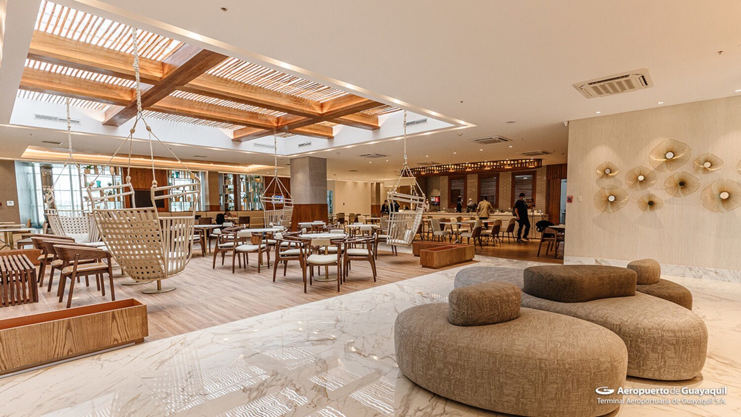 Helle Flughafen-Lounge mit Holzmöbeln und Hängesesseln.