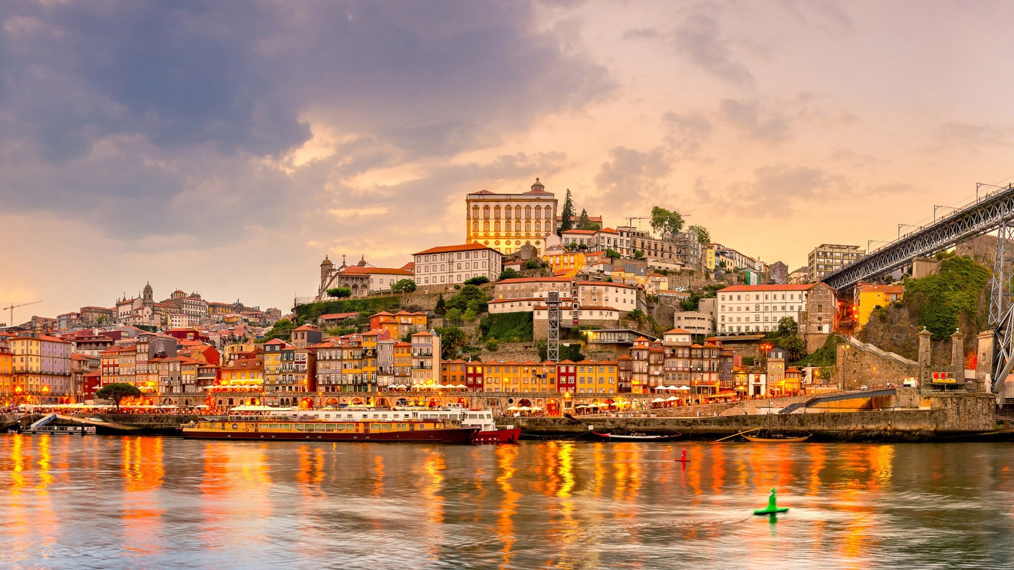 Panoramaaufnahme der Stadt Porto bei Sonnenuntergang mit dem Fluss Duoro im Vordergrund. Panoramaaufnahme der Stadt Porto bei Sonnenuntergang mit dem Fluss Duoro im Vordergrund.