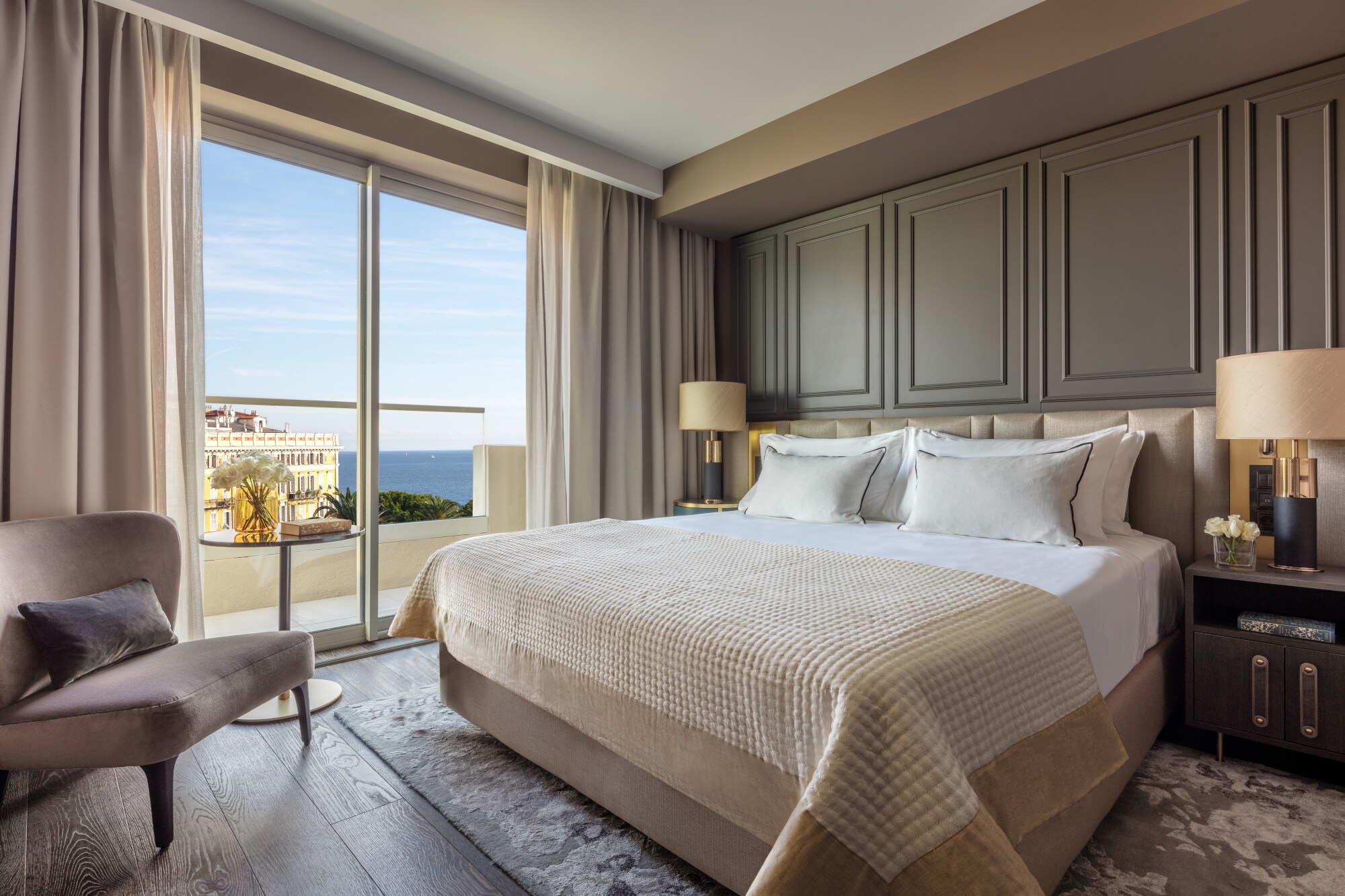 Interieur eines Hotelzimmers mit Blick auf das Mittelmeer