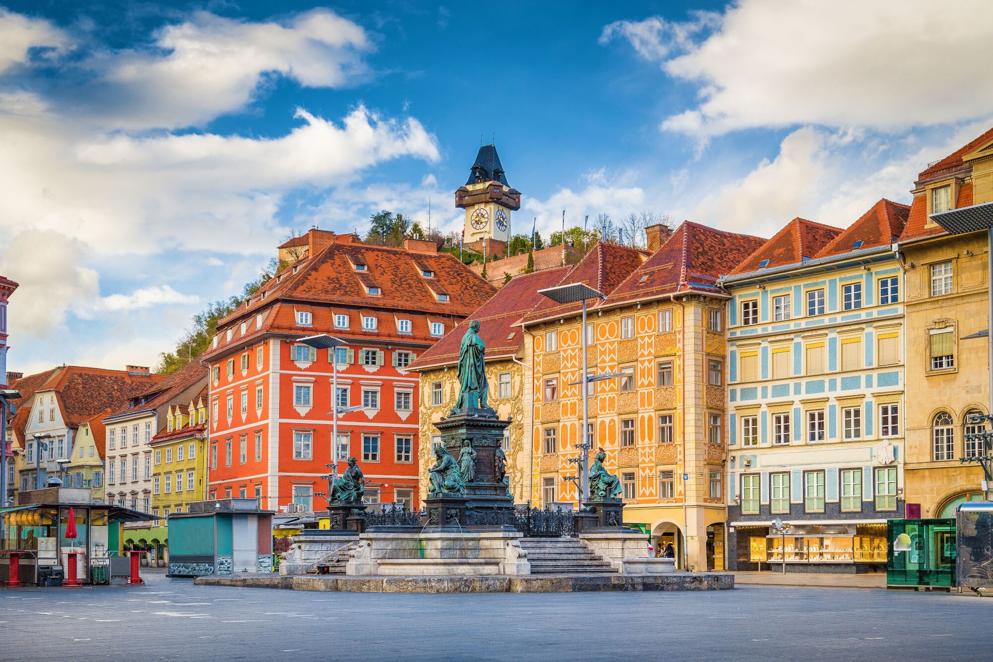 Marktplatz mit Brunnen vor bunter Häuserfassade in der Altstadt von Graz. Marktplatz mit Brunnen vor bunter Häuserfassade in der Altstadt von Graz.