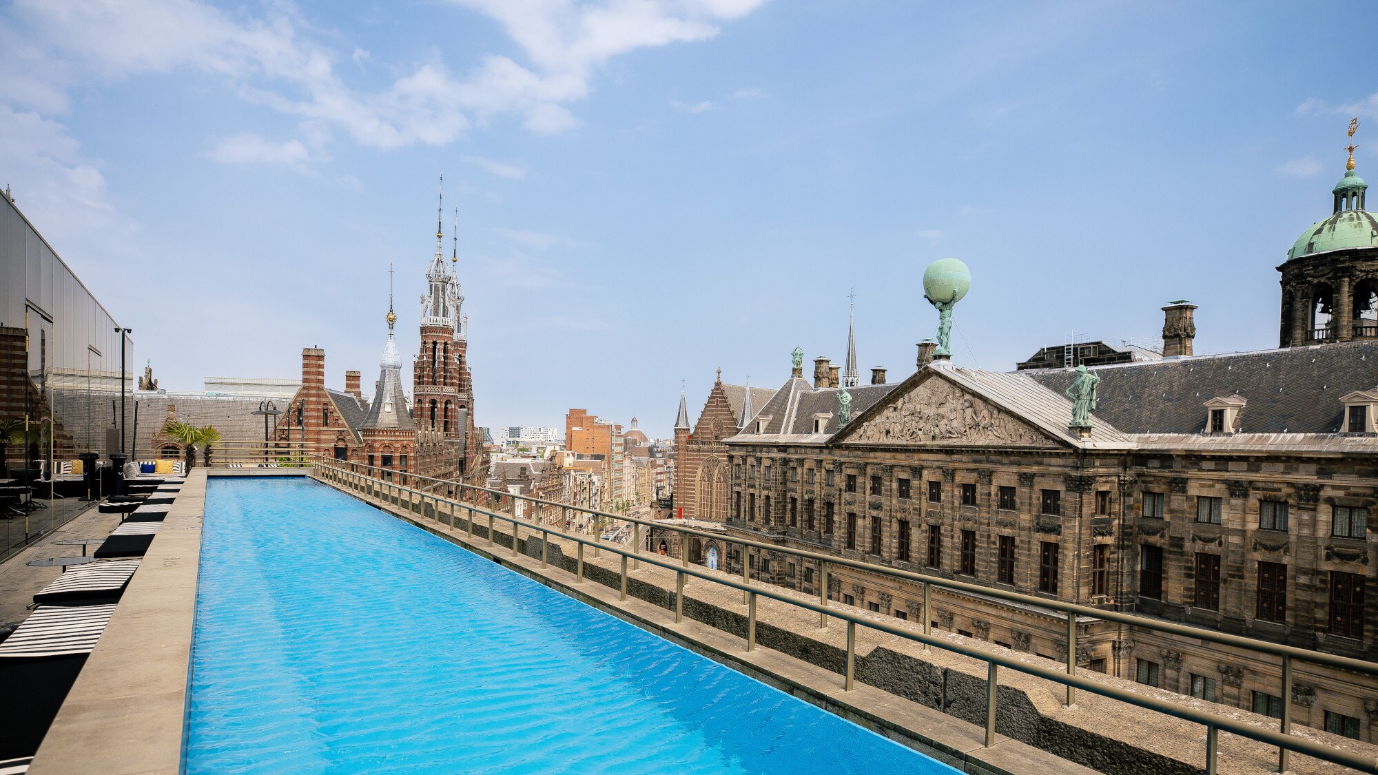 Langer Pool auf der Dachterrasse des W Amsterdam Hotels. Langer Pool auf der Dachterrasse des W Amsterdam Hotels.