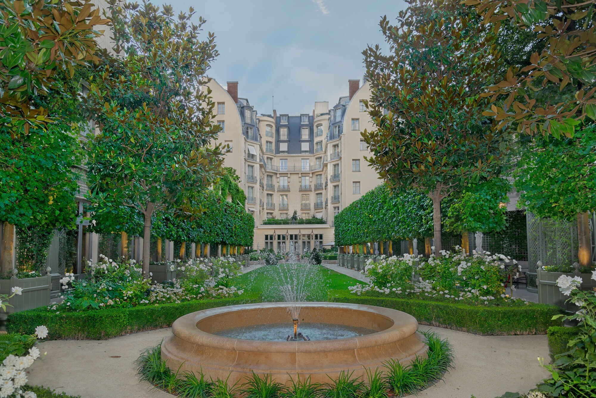 Außenfassade eines Grandhotels mit Gartenanlage.